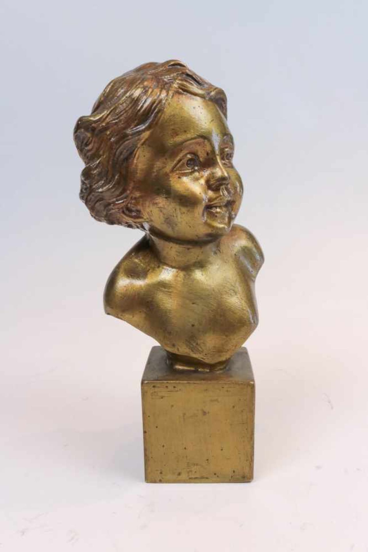 Giun Mädchenkopf mit lockigem Haar auf Sockel. Bronze. H. 25,5 cm. Rückseitig sign. Giun, dat. 5.