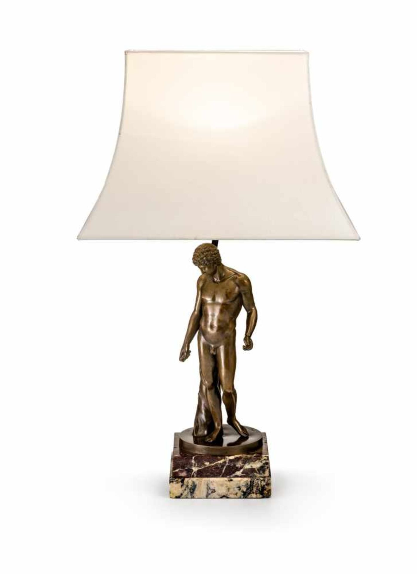 Tischlampe mit AntinousMorelli & Rinaldi, RomMarmor, Bronze patiniert. Auf quadratischem Sockel