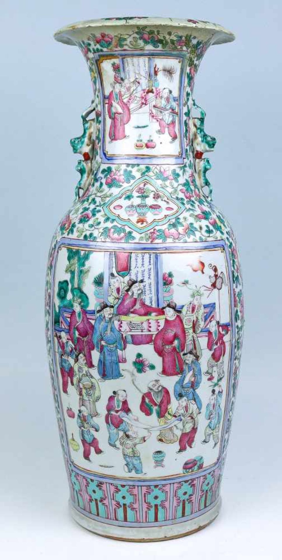 Leicht gebauchte Vase m. gewellter MündungChina, KantonPorzellan. Emailfarbenmalerei. Bildfelder