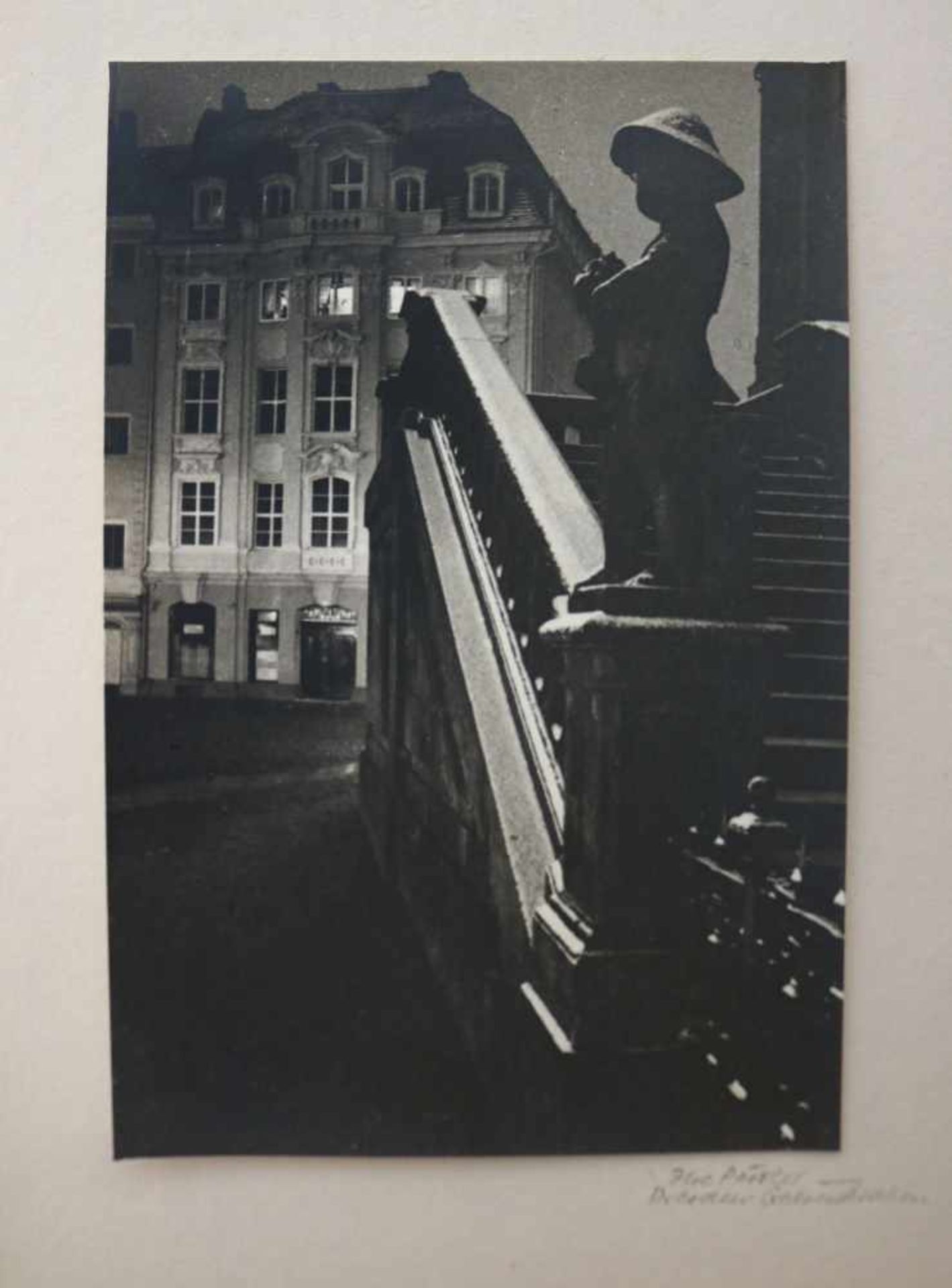 Pässler, Ilse (Dresden, Leverkusen 1908-1989) Treppenaufgang vor Bürgerhaus bei Nacht.Fotografie.