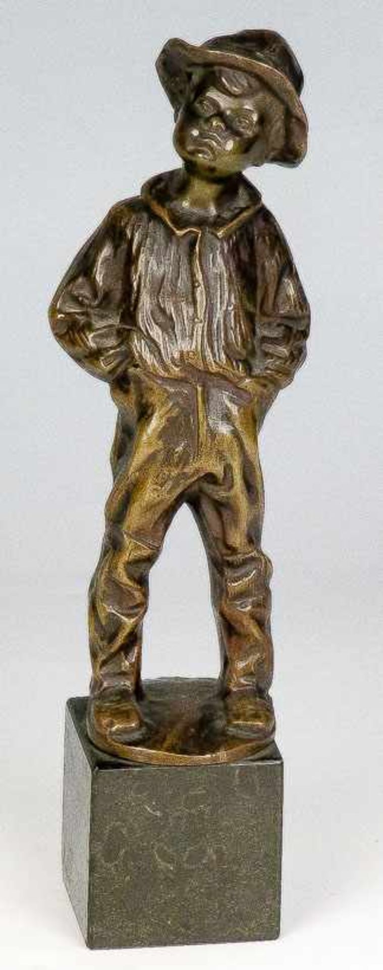 Füllborn (Deutsch, um 1900) Rauchender Knabe.Bronze. Stehender Junge mit den Händen in den