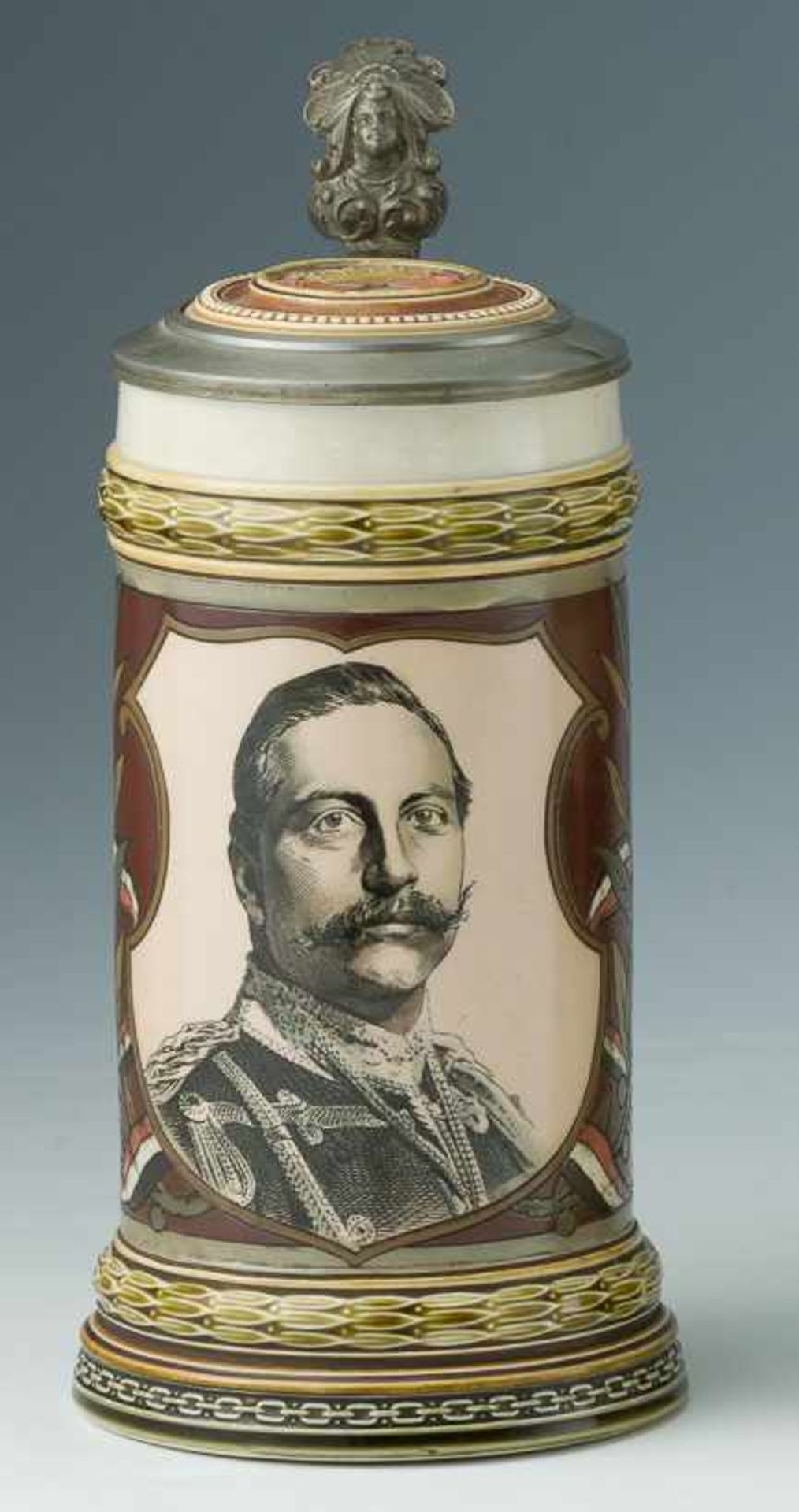 Bierhumpen mit Bildnis Kaiser Wilhelm II.Mettlach, um 18881/2 l. Feinsteinzeug, staffiert in