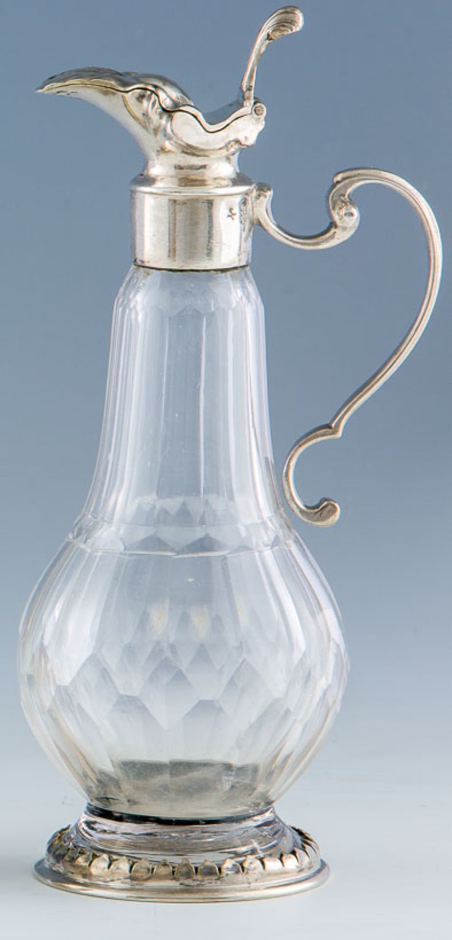 Kännchen aus einem HuilierDresden, um 1762Birnförmig gebauchter, facettierter Glaskörper mit