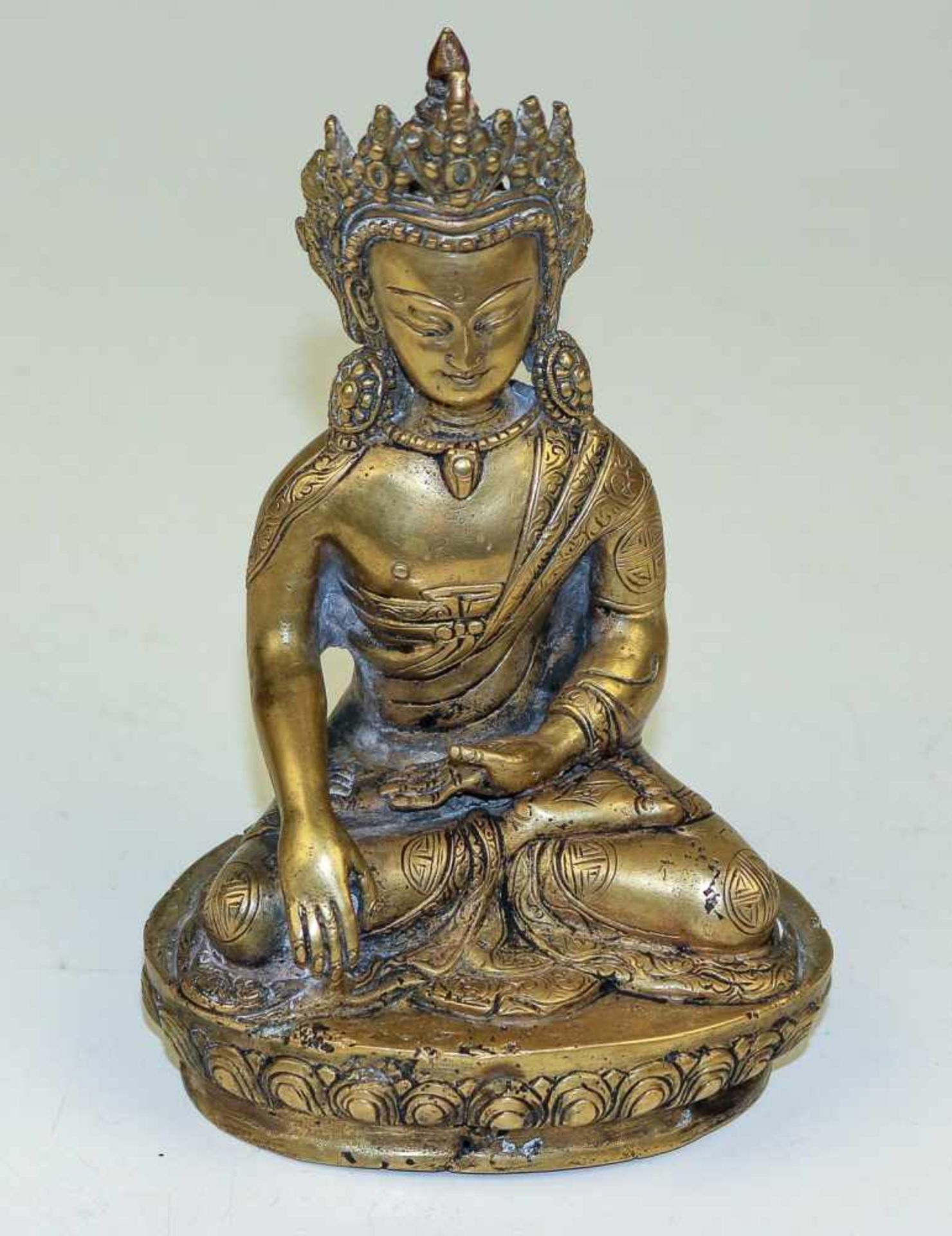 Sitzender Buddha m. fünffach gezackter KroneSinotibetischBronze. Im Gestus der Erdanrufung auf