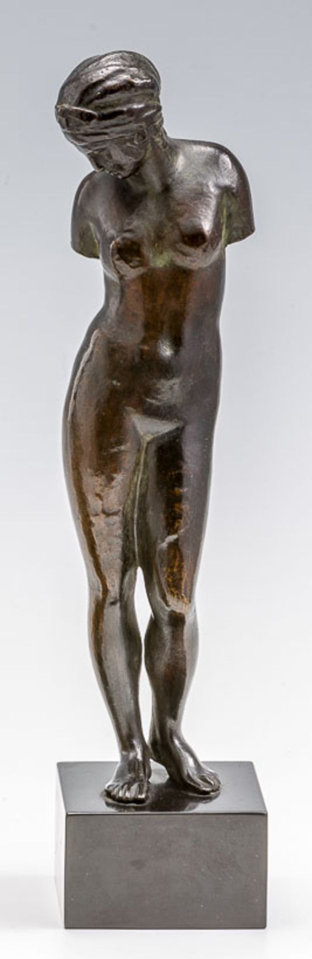 Stehender weiblicher Akt.Frei nach der antiken Venus von Esquilin. Bronze, braun patiniert.