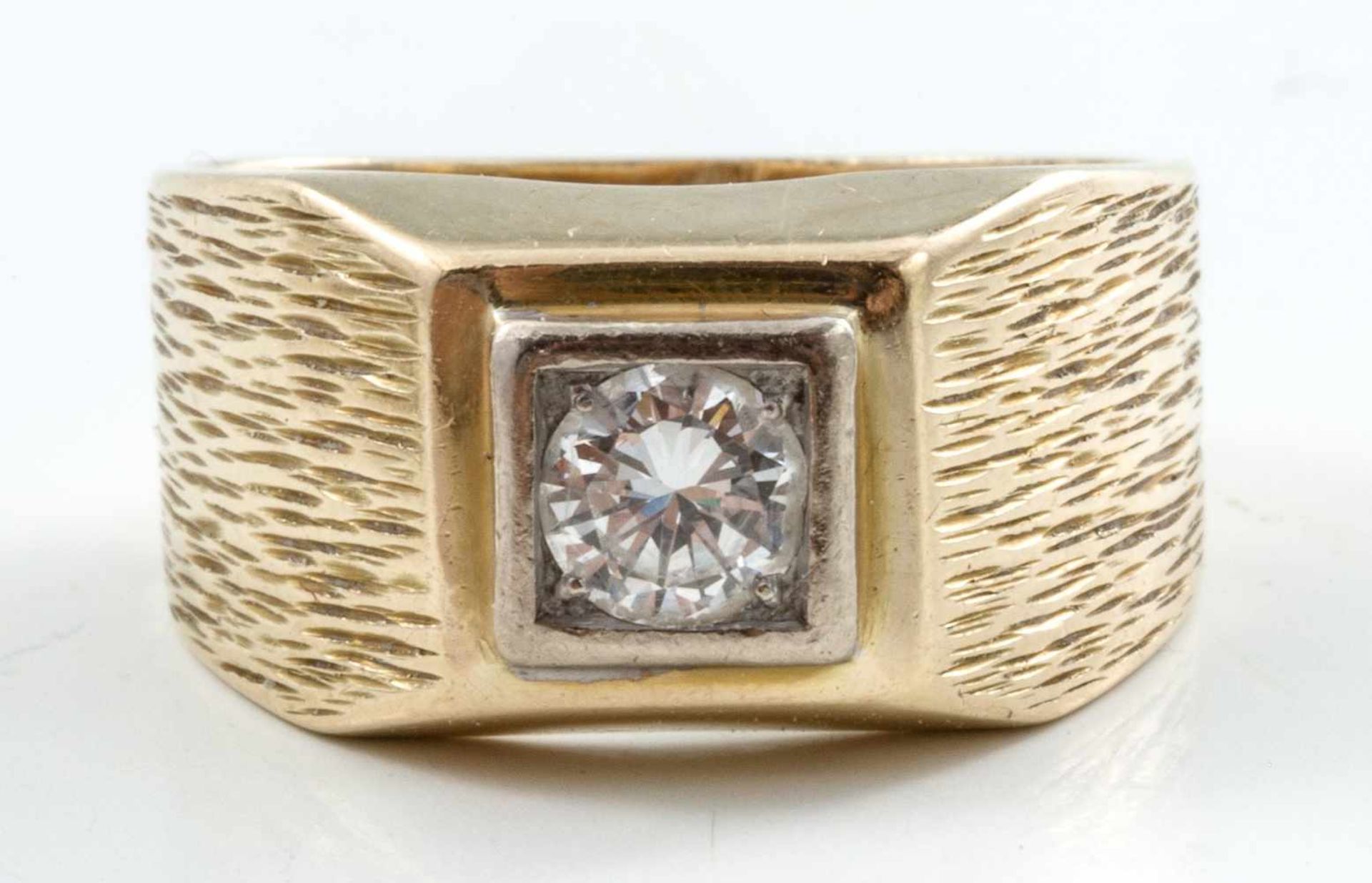 Diamant-Bandring585/f. Gold. Teilweise Martelé. Ausgefasst mit Brillant von ca. 0,50 ct. Ringgr.