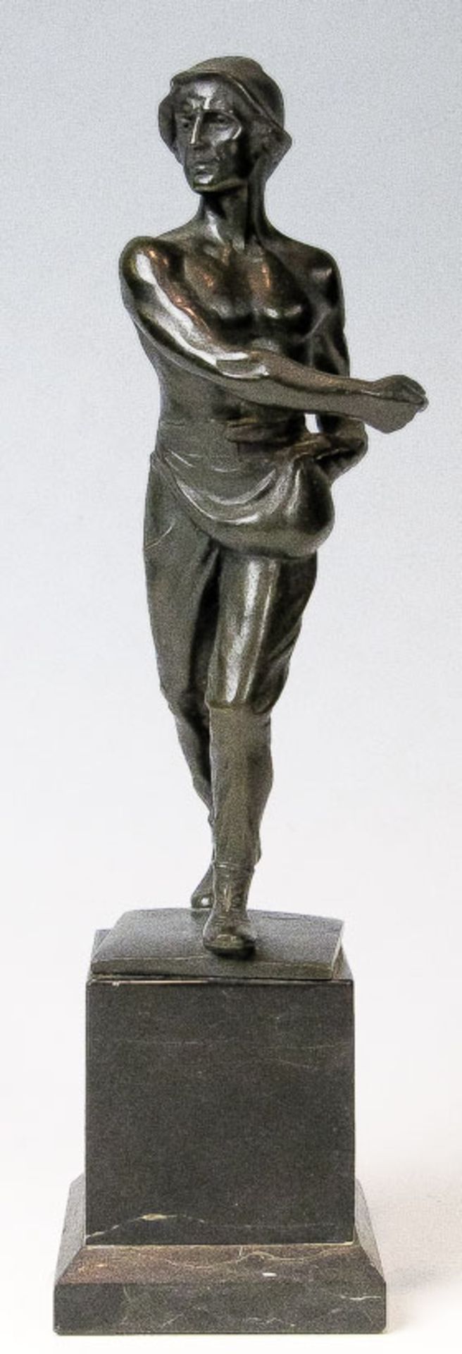 Iffland, Franz (Berlin 1862-1935) Der Sämann.Bronze, dunkel patiniert. Sockel. H. o. S. 21 cm.(