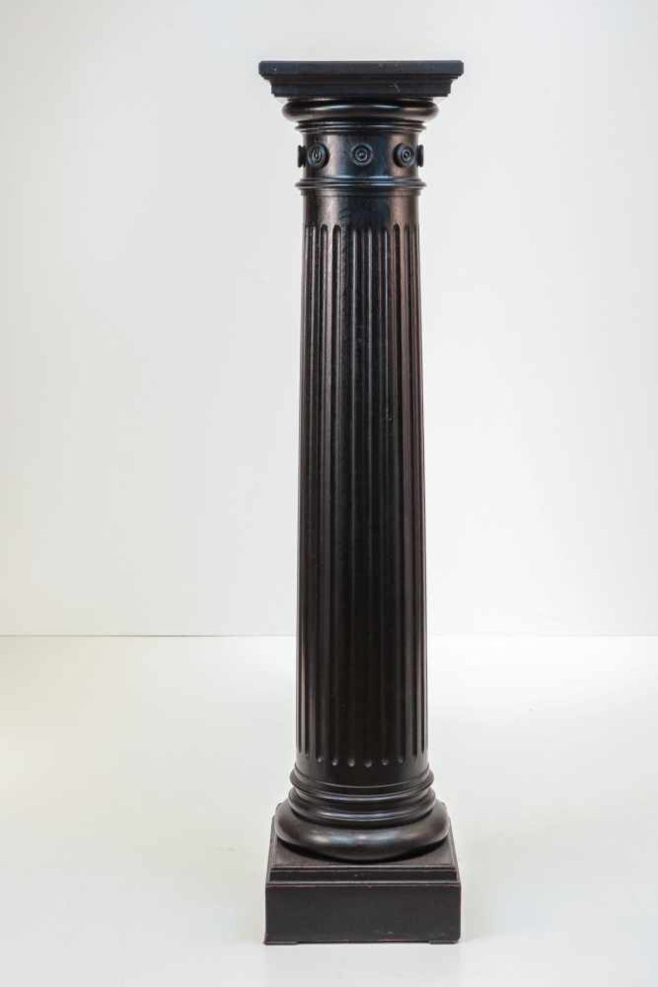 SäulenpostamentEiche, schwarz gebeizt. Profilierte Basis und kannelierter Säulenschaft auf