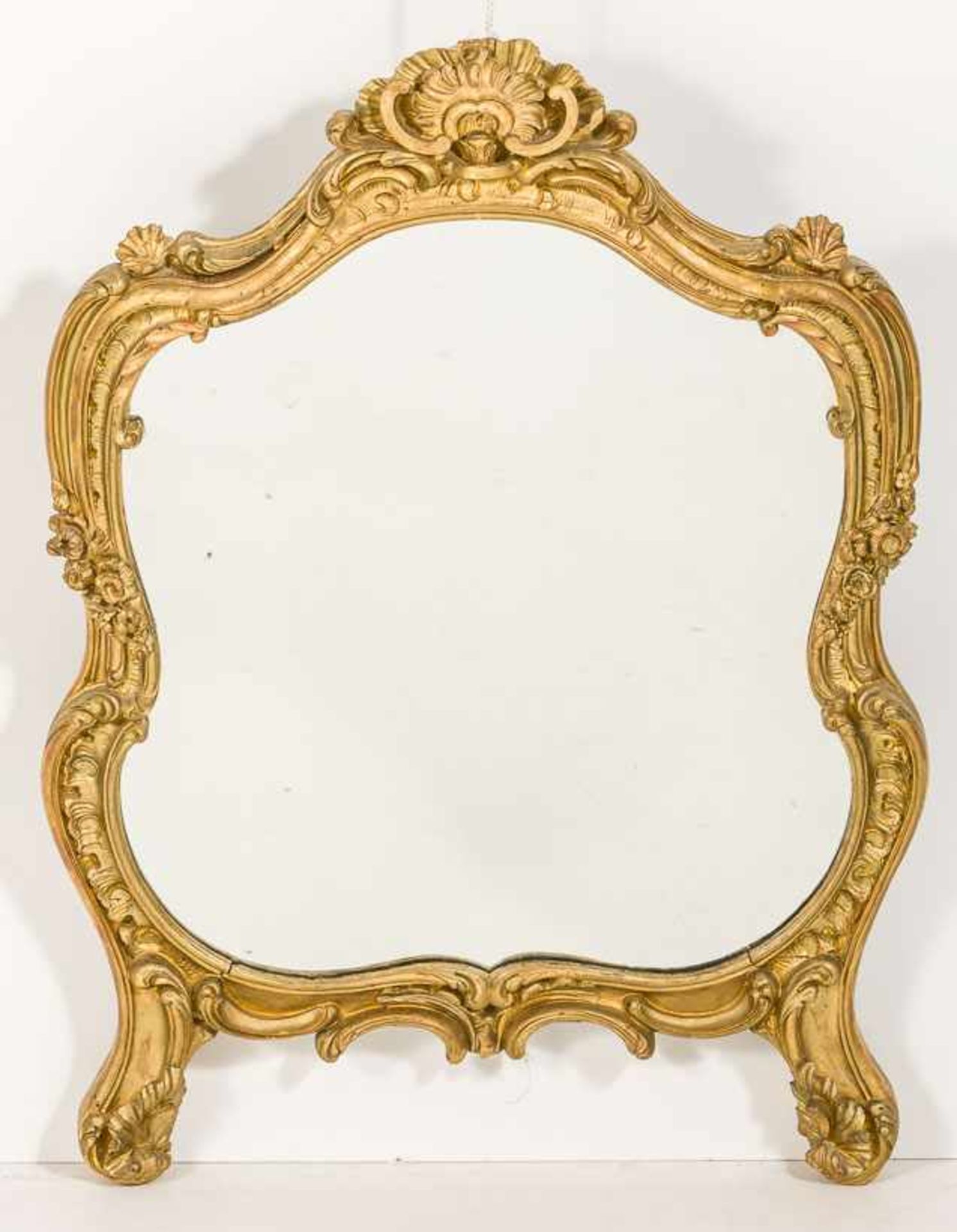 Kartuschenspiegel im RokokostilHolz, geschnitzt, goldbronziert. Rocaille-, Blatt- u. Blütendekor.