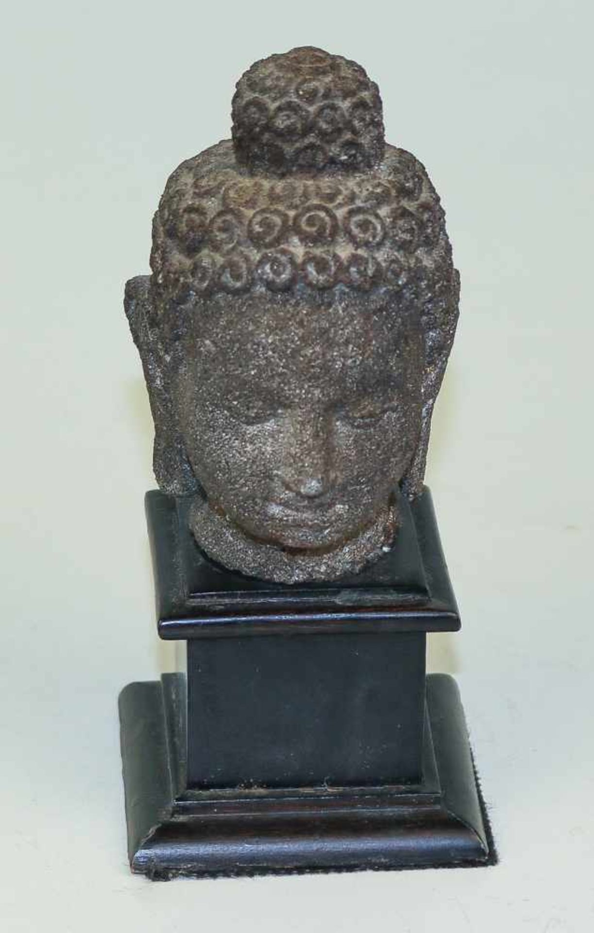 Kl. Kopf eines BuddhaSandstein, m. Verkrustungen. Löckchenfrisur. H. 10 cm. Auf getrepptem