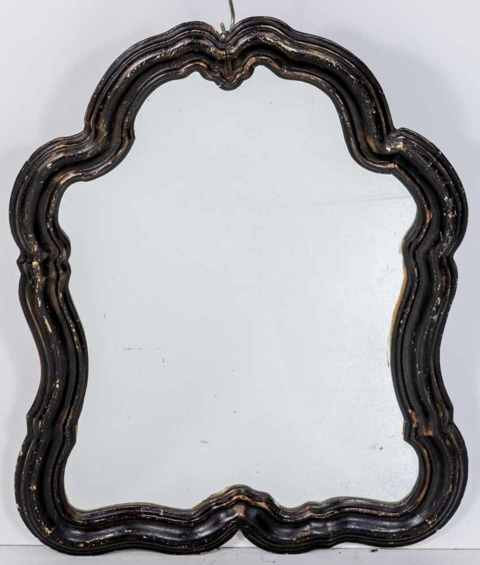 KartuschenspiegelRokokoform. Holz. Schwarze Farbfassung über Goldbronze. 71×56 cm.(58030)