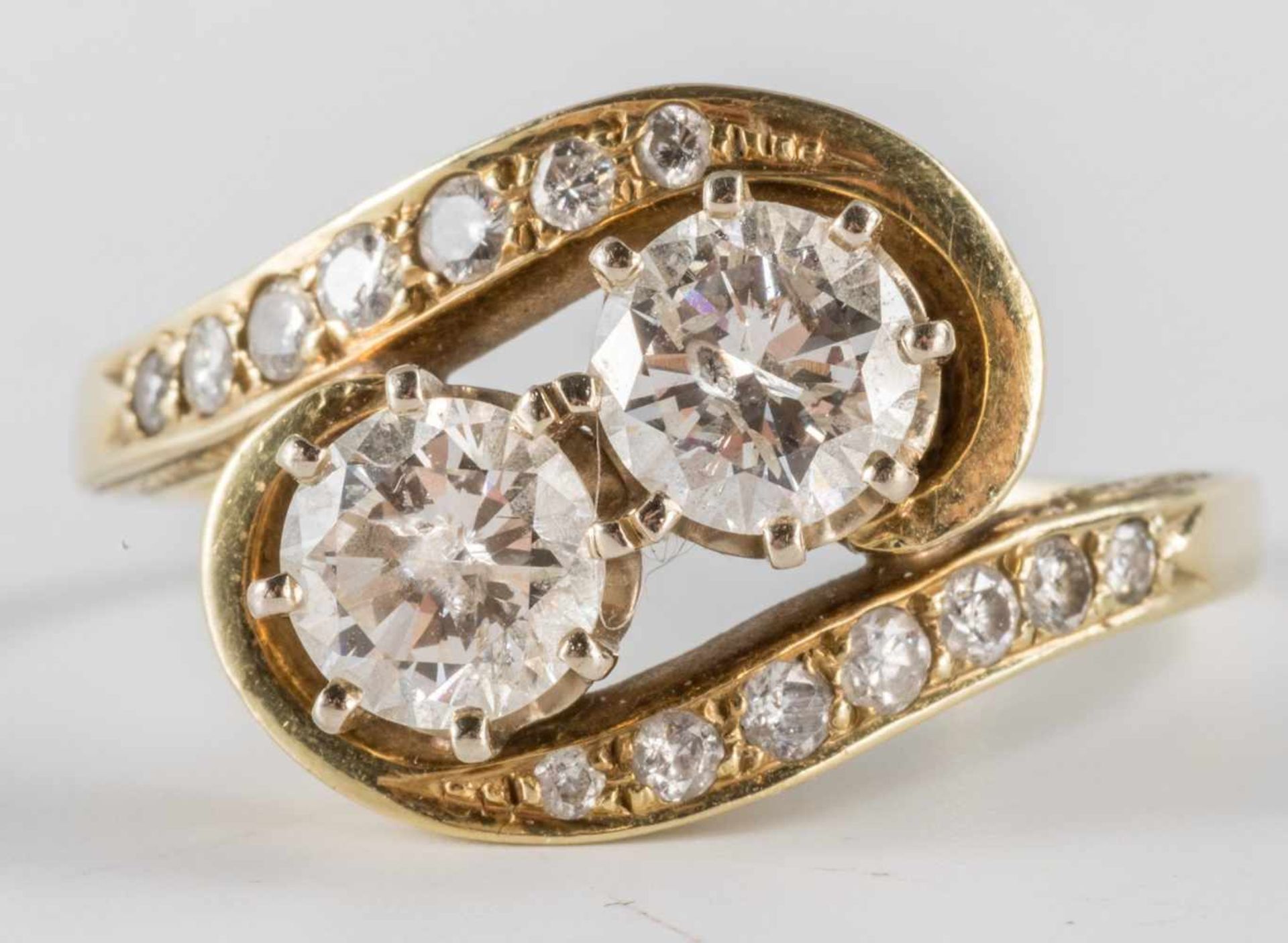 Diamantring585/f. Weißgold. Ausgefasst mit vis-à-vis gesetzten Brillanten von zus. ca. 1,20 ct.(