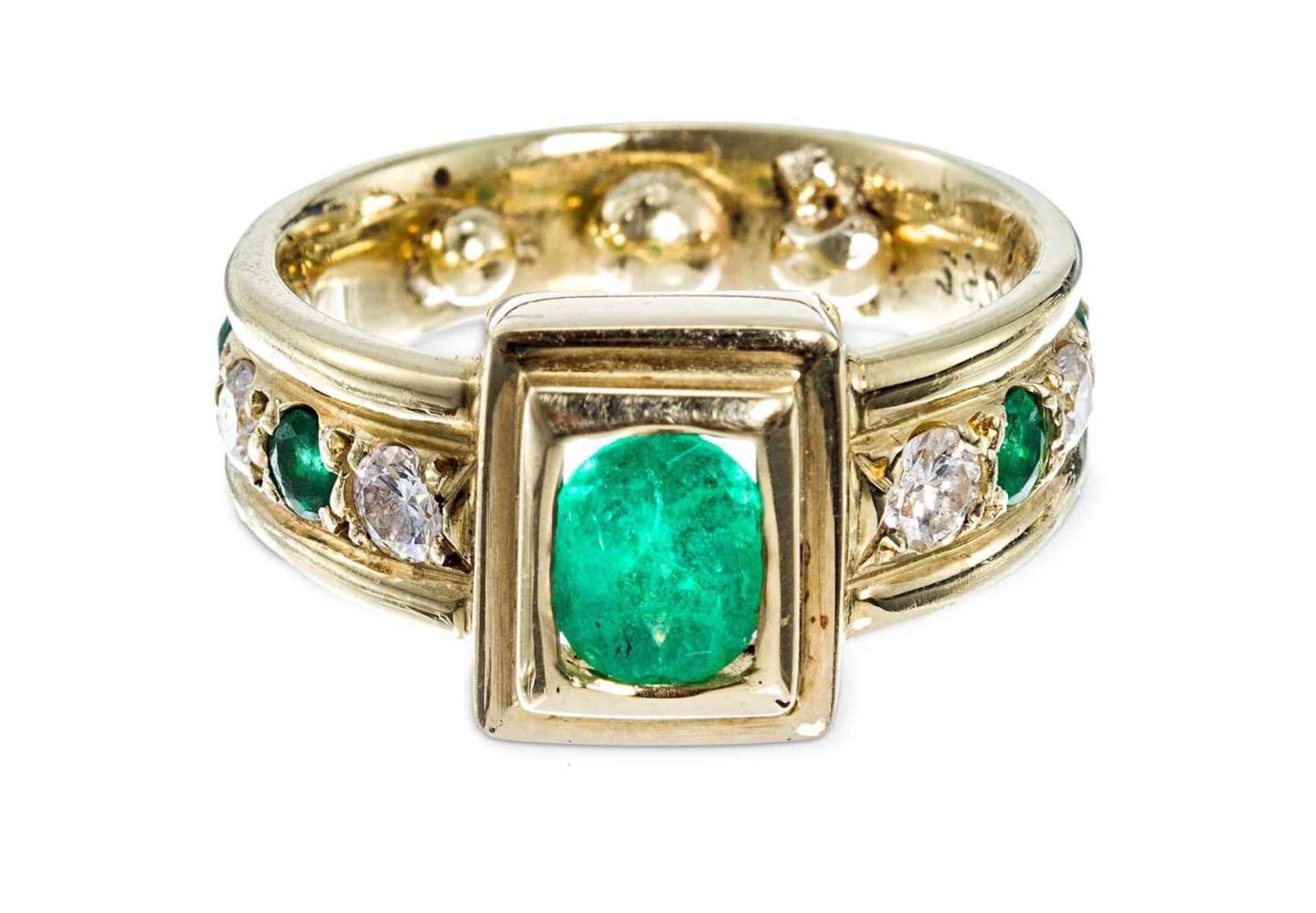 Smaragd-Diamantring585/f. Gold. Bandform. Ausgefasst mit ovalem, tiefgrünem Smaragd in