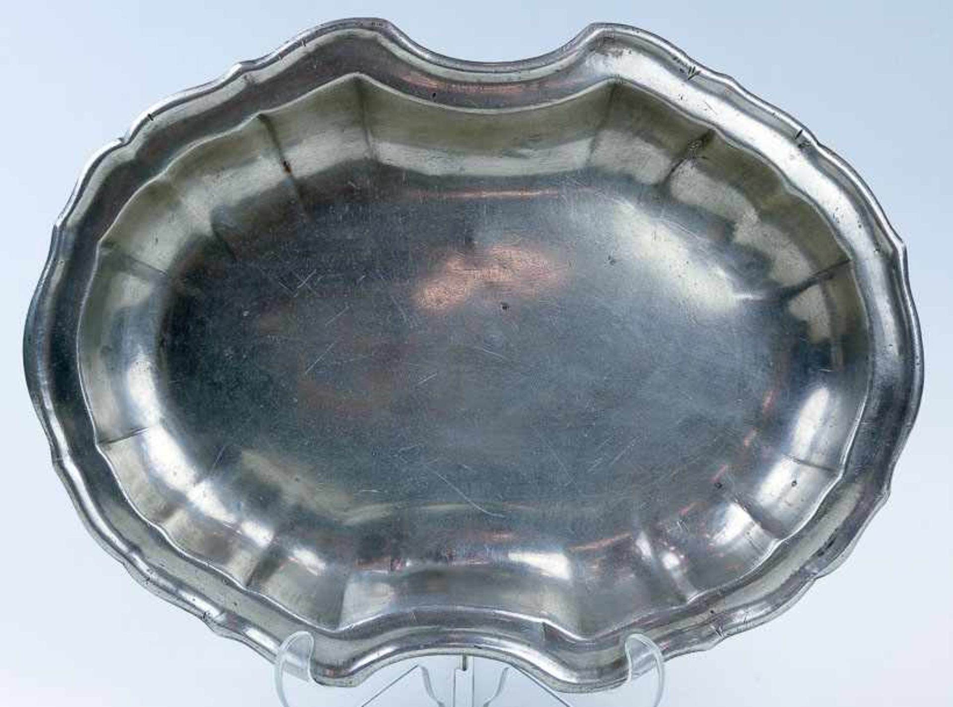Ovale Schale im BarockstilZinn. Gerade Längsfalten u. eingezogener Rand. D. 26×36 cm. Eingravierte