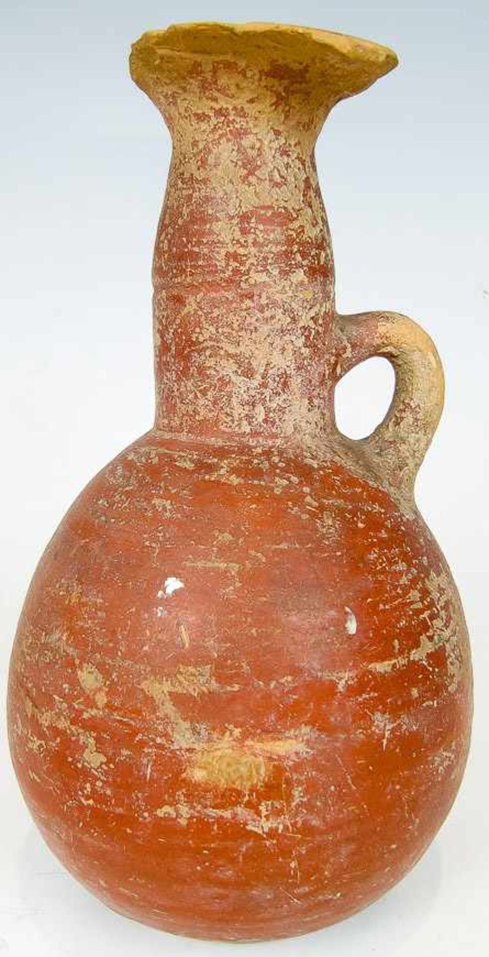 KanneZypern, 7. Jh. v . Chr.Bräunlicher Ton mit poliertem, rotem Überzug. Birnenförmiger Gefäßkörper