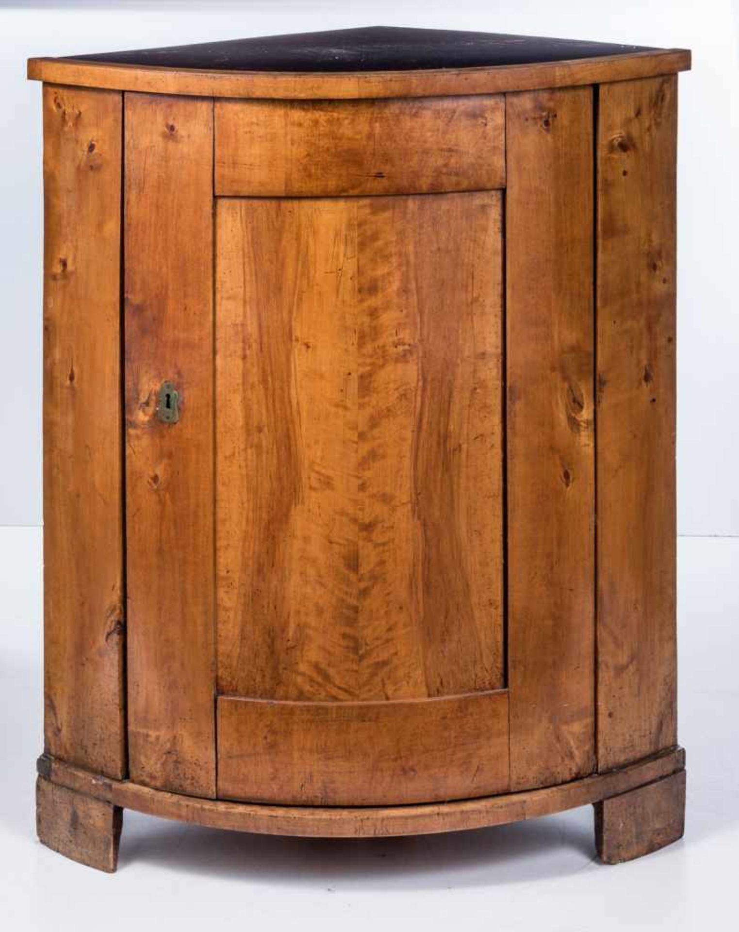 Biedermeier-Eckschrank Norddeutsch, um 1820-30Birke. Vorgerundete Tür. Auf Klotzfüßen. (Aufsatz