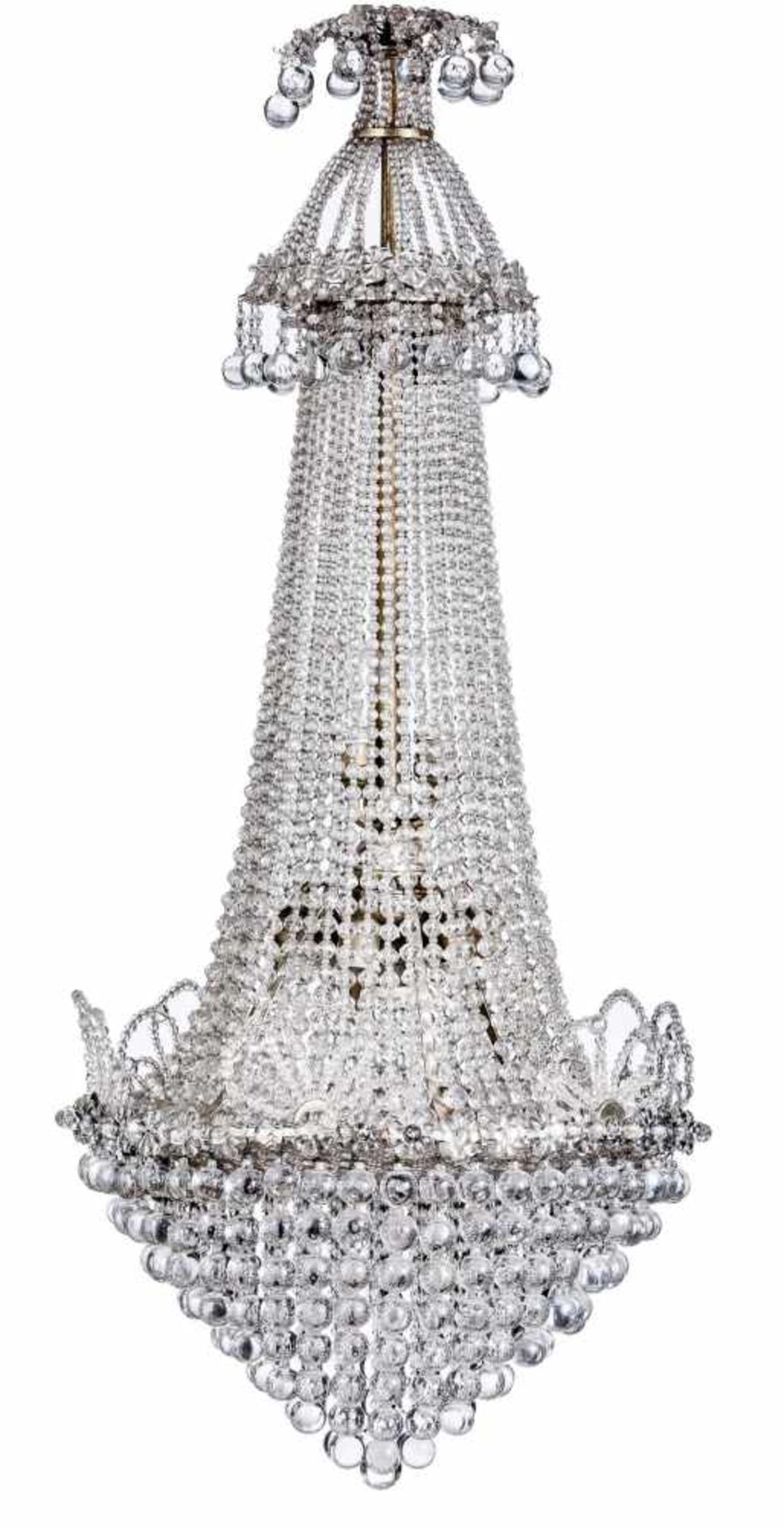 Kristallüster im EmpirestilUm 1900/20Tropfenform mit dicht gehängten Perlschnüren und Kugeln um
