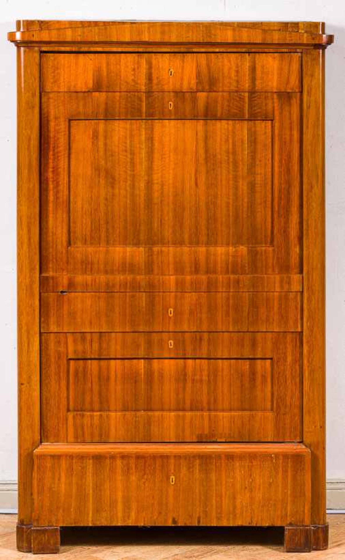 Biedermeier-Schrank in Form eines Sekretärs19. Jh.Mahagoni, hell gebeizt. Eintüriger, rechteckiger