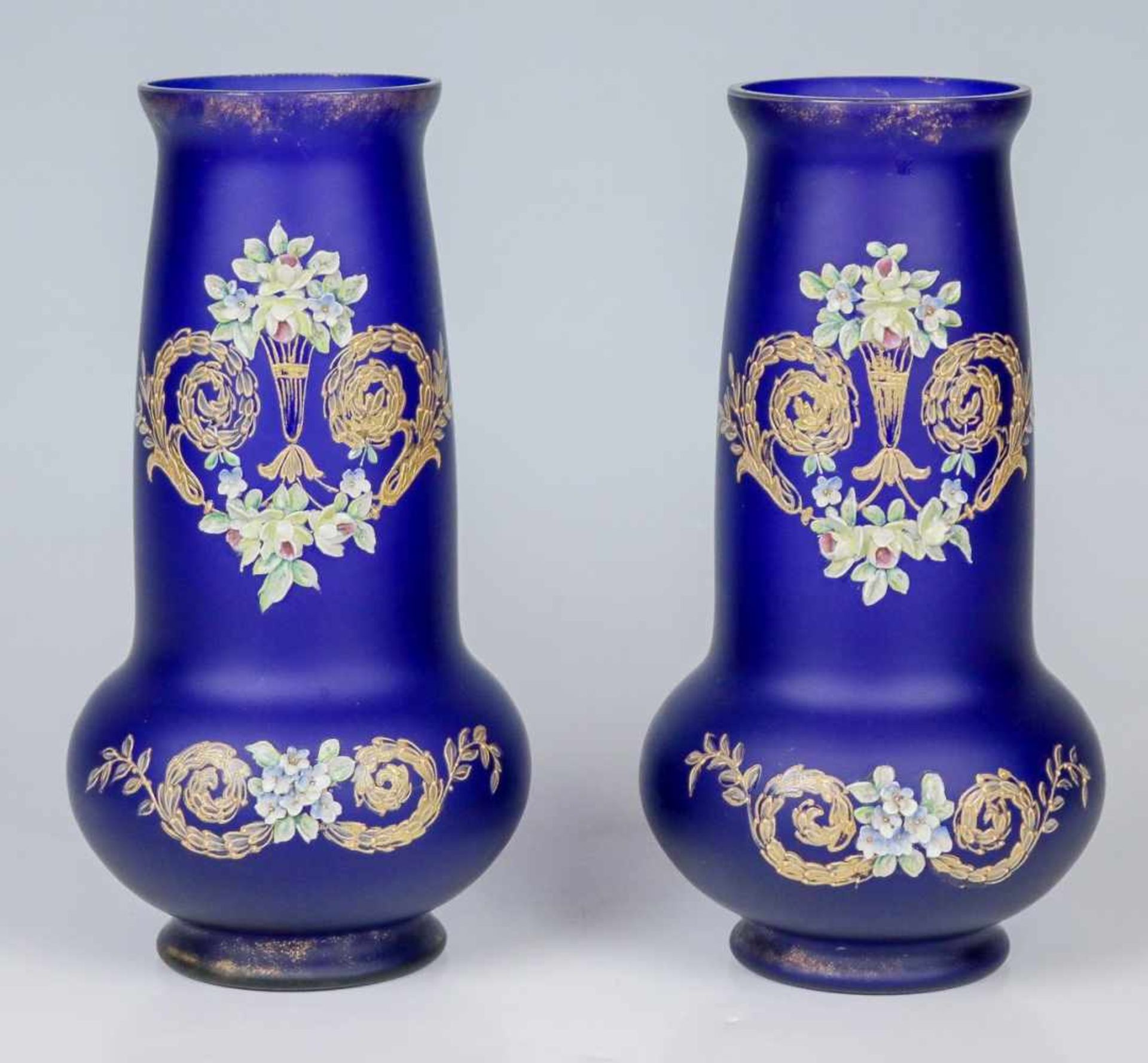 Ein Paar Balustervasen Böhmen, um 1900Königsblaues, mattiertes Glas. Auf der Schauseite Blumenkorb