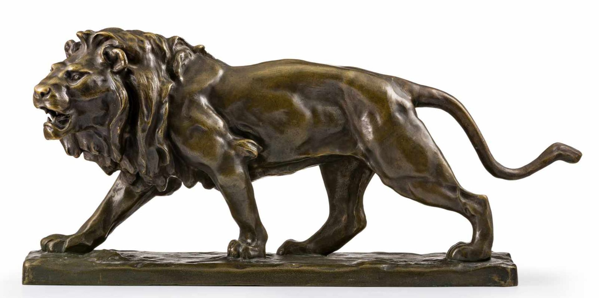 Bildhauer, (20. Jh.)Laufender Löweauf Rasenstück. Bronze, patiniert. H. 32, L. 62, T. 15,5 cm.(