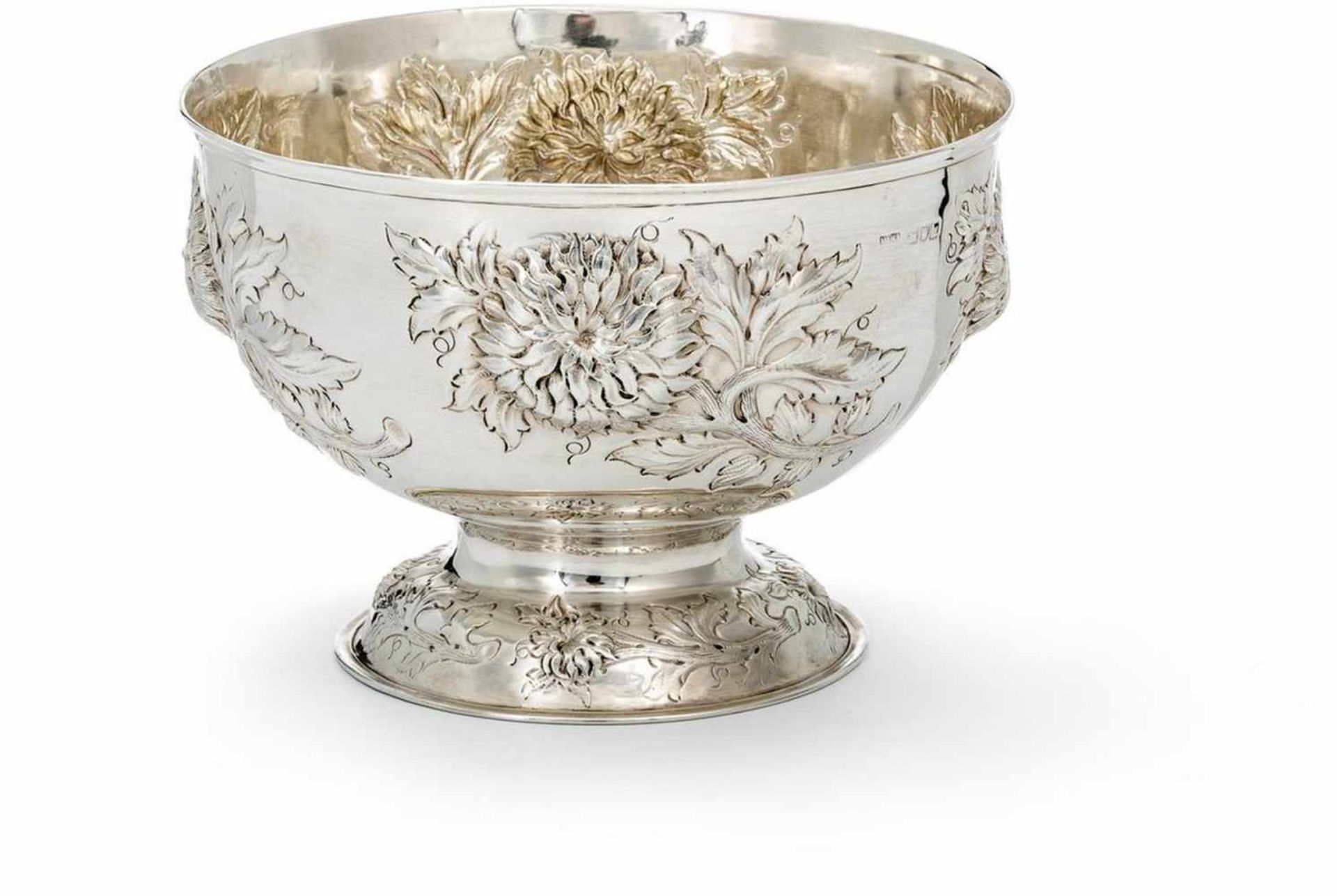 Gefußte SchaleLondon, um 1903Mit reliefierten Chrysanthemenblütenstielen. H. 13 cm. Gew. ca. 350