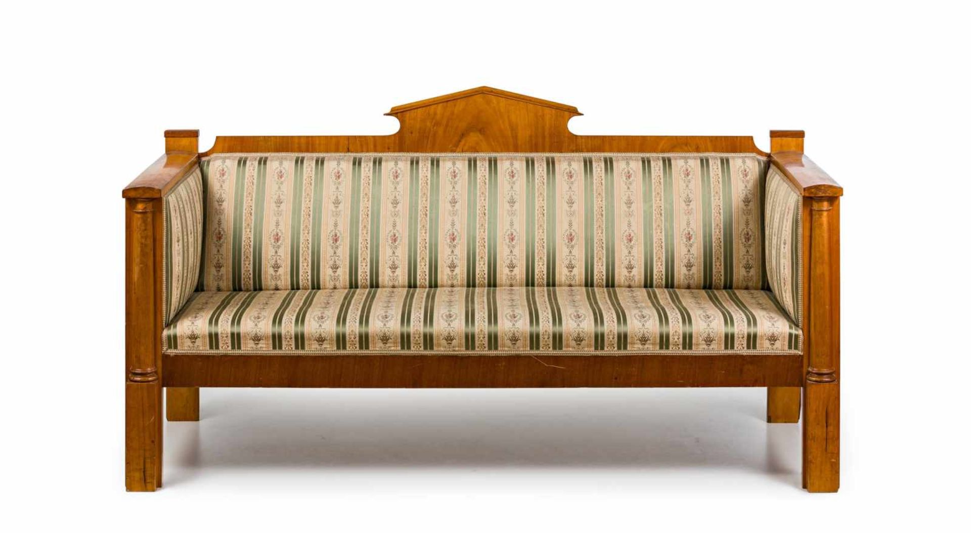 Biedermeier-SofaSchweden, um 1820-30Nussbaum. Gerade Rückenlehne mit Giebelabschluss. An den hohen