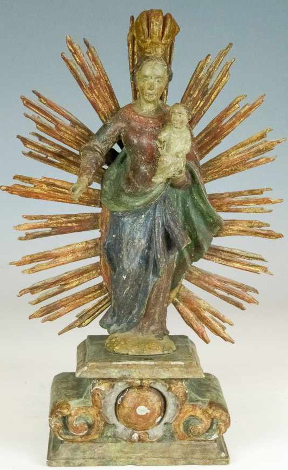 Alpenländisch (18. Jh.)Maria im StrahlenkranzHolz, geschnitzt und gefasst. Auf barockem