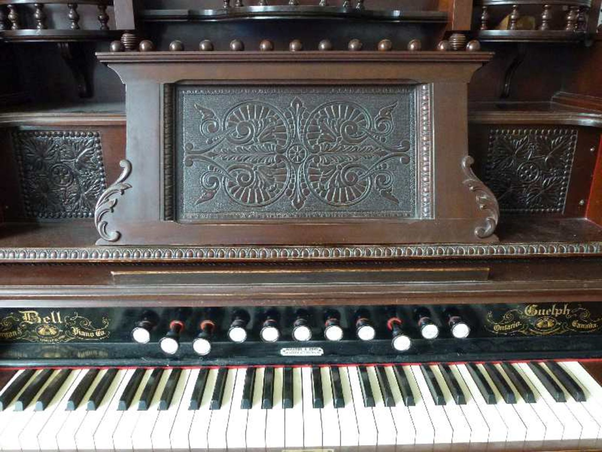 Harmonium, Bell & Guelph, Ontario, um 1890 Mahagoni, Füllungen mit Spiegel u. ornamentaler - Bild 2 aus 7