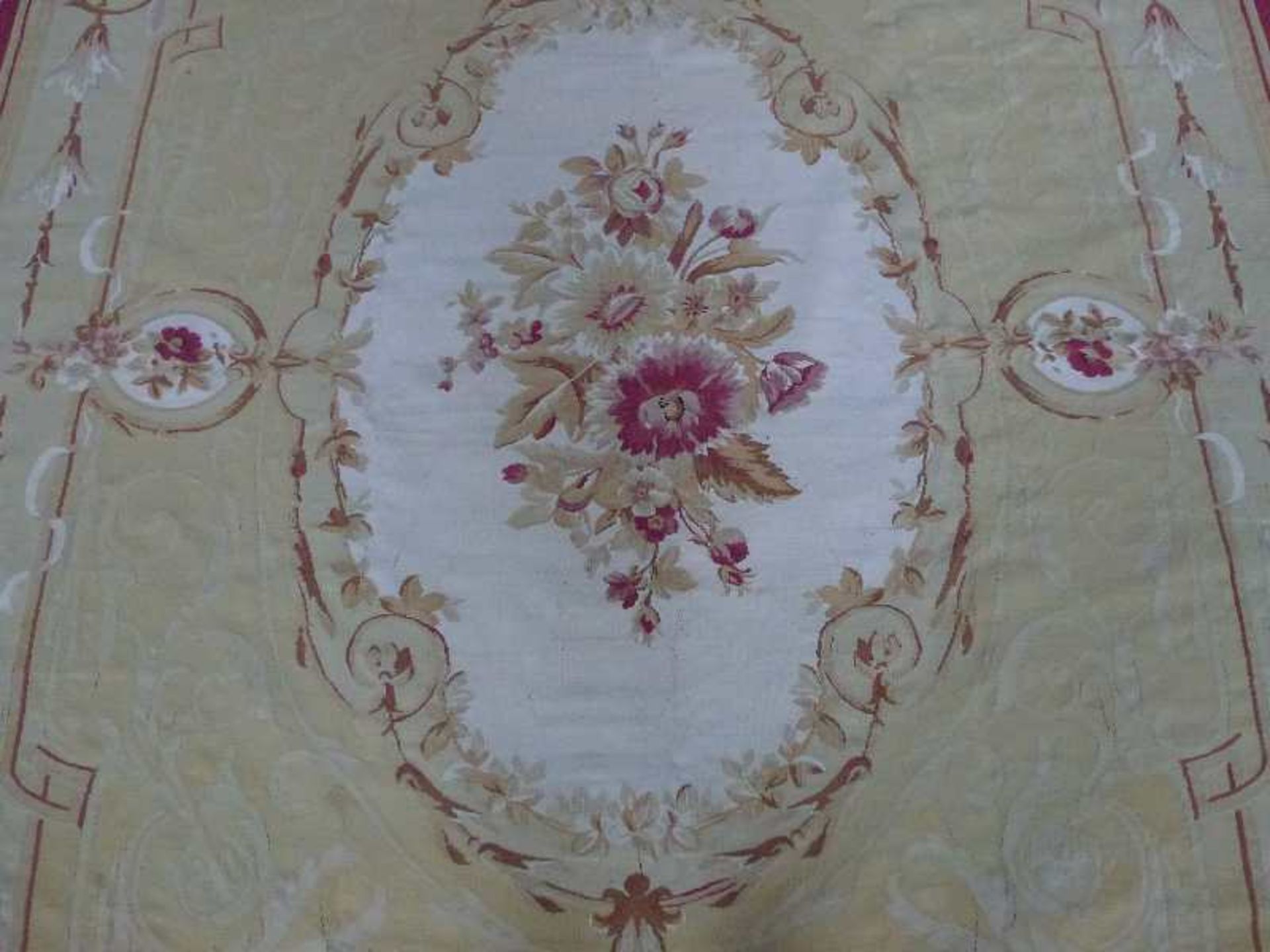 Aubusson-Tapisserie, 20.Jh. senffarbener Grund, mittig ovale Kartusche (Blumenbouquet), - Bild 3 aus 6