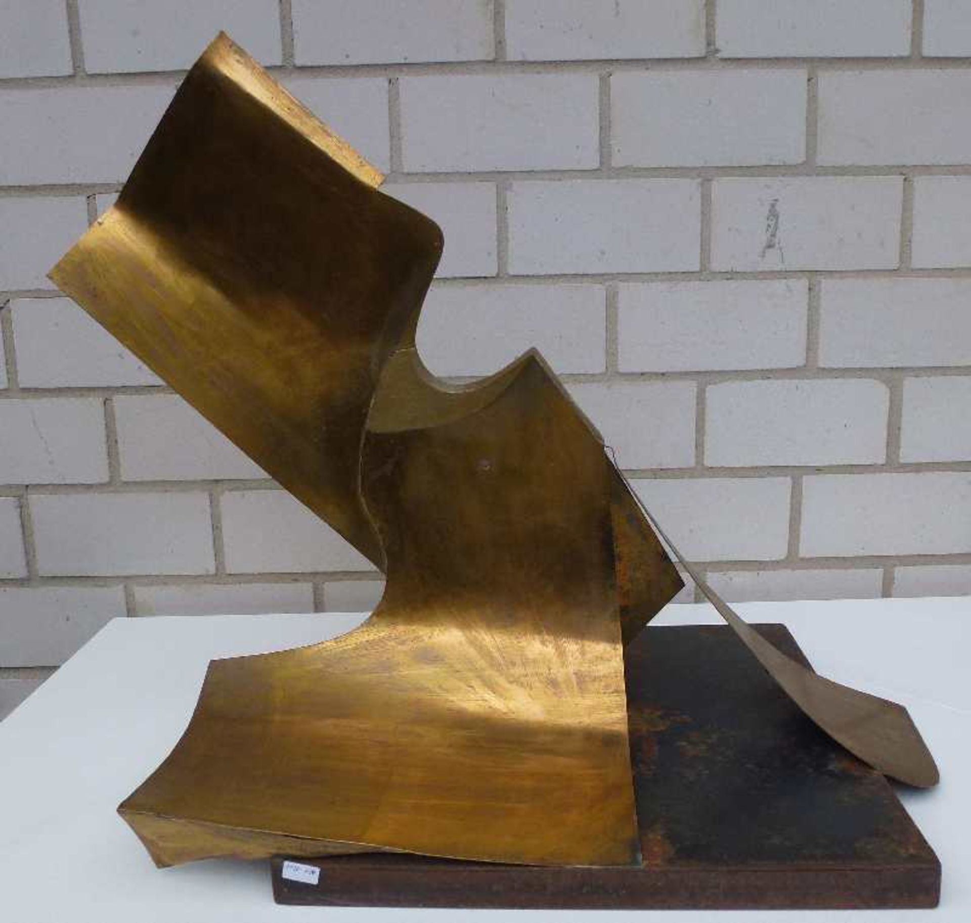 Skulptur Bronzeblech, stilisierter Kopf auf rechteckiger Plinthe, 60x65x41cm - Bild 3 aus 3