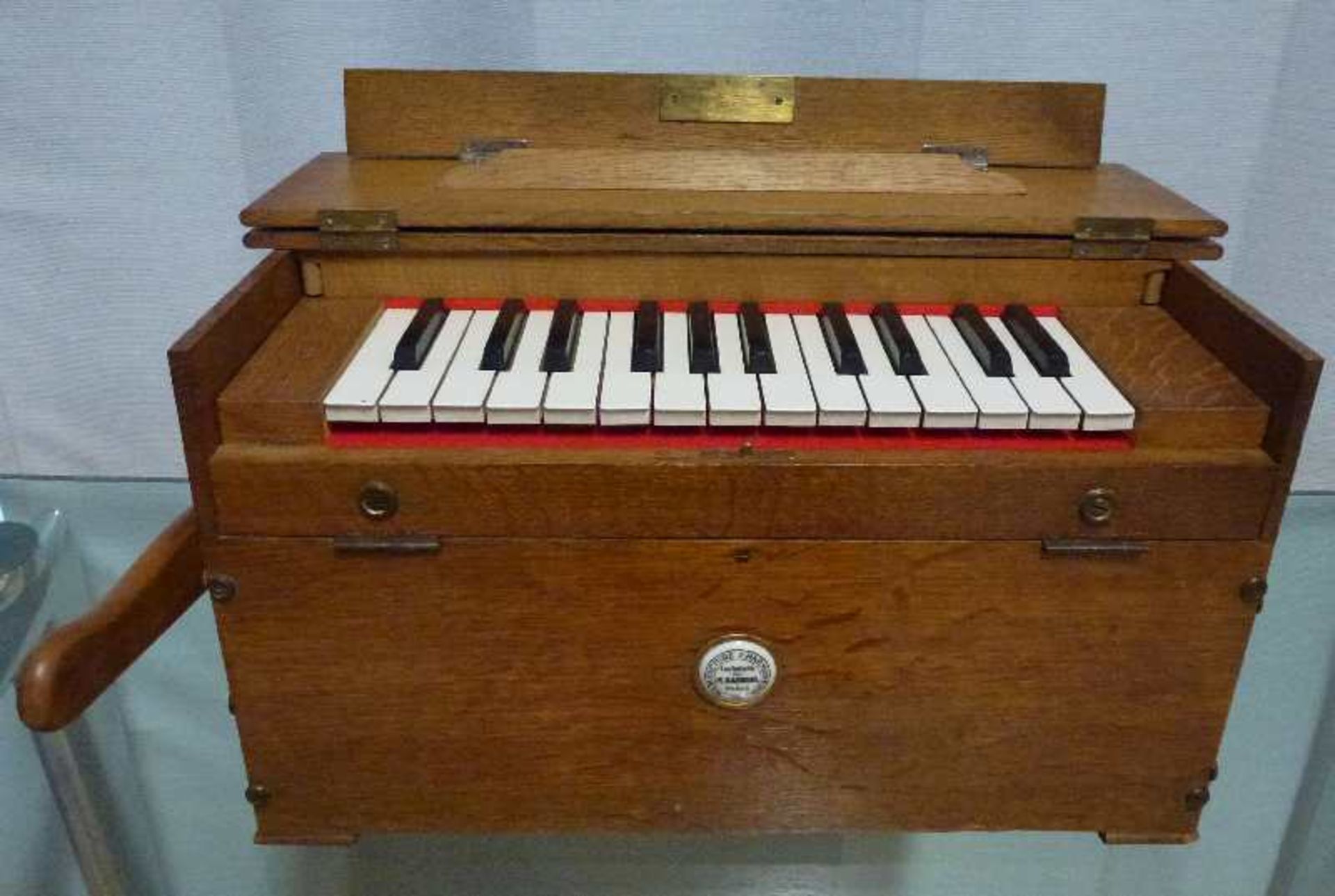 Tischharmonium, M.Kasriel, Paris, um 1900 Eichenkasten, Simile-Tastatur, spielbar, 25x45x28cm