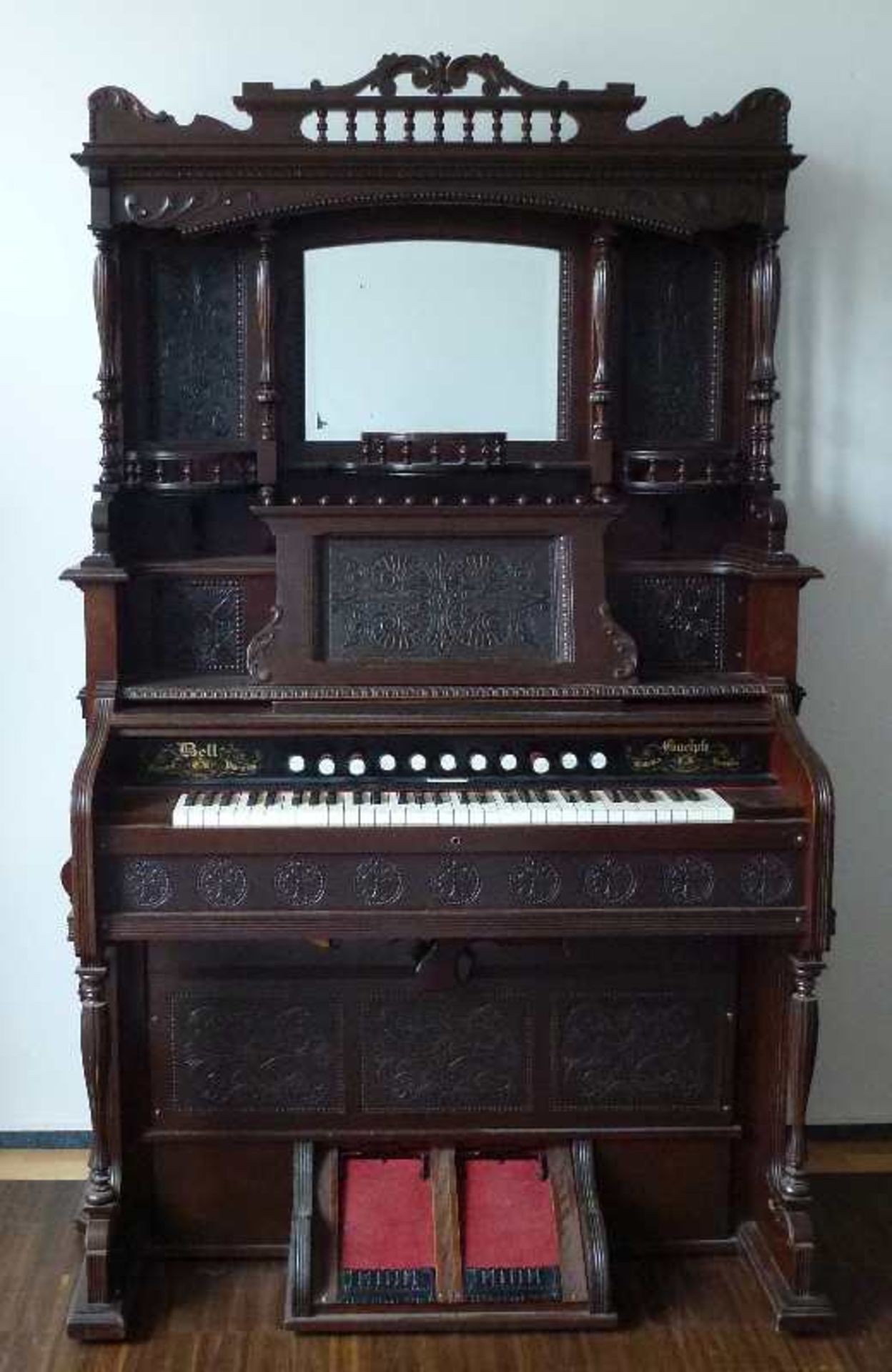 Harmonium, Bell & Guelph, Ontario, um 1890 Mahagoni, Füllungen mit Spiegel u. ornamentaler