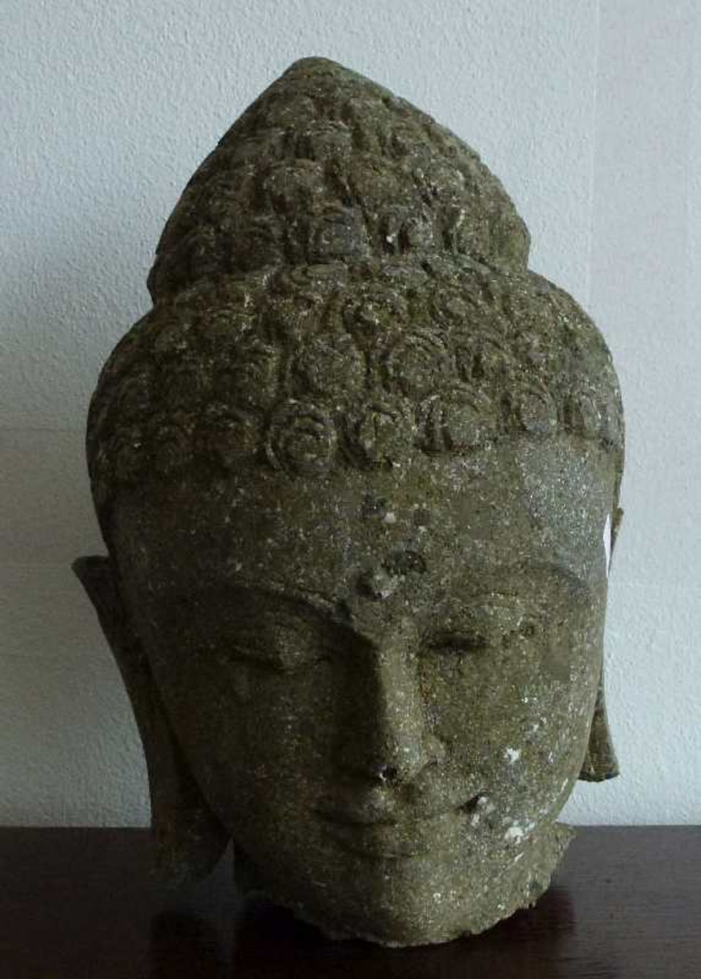 Buddha-Kopf, Indonesien, 20.Jh. Naturstein (Basalit), H 40