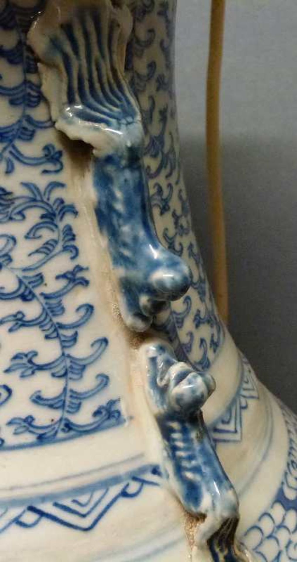 Vase China, 18.Jh. geschulterte Birnenform m. zylindrischem Kragen, doppelte Löwengriffe, - Bild 4 aus 5