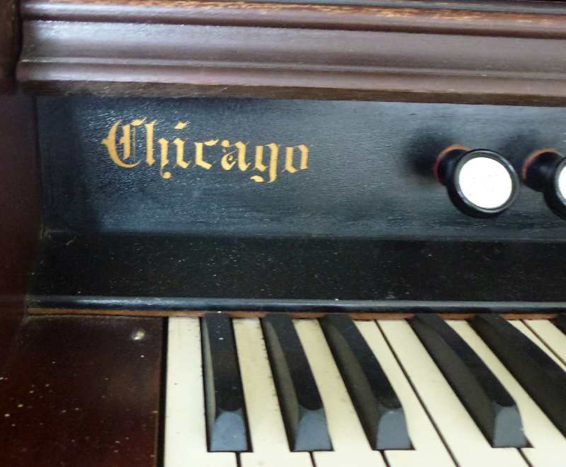 Harmonium, Chicago Cottage, um 1900 Eiche, im Kolonialstil, Aufsatz m. gesprengtem Giebel über - Bild 2 aus 5