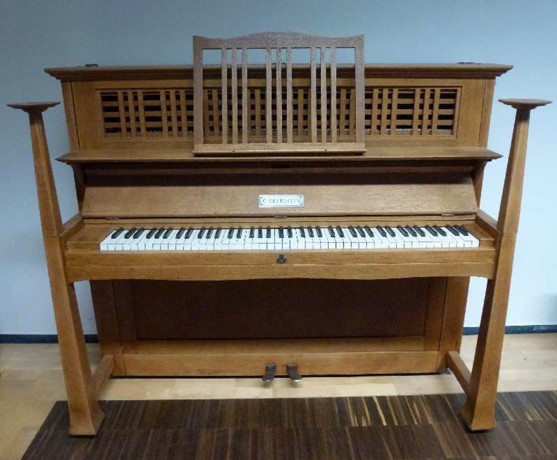 Jugendstil-Klavier, C. Bechstein, Design Walter Cave, 1910 helle Eiche, offener Oberrahmen, sich