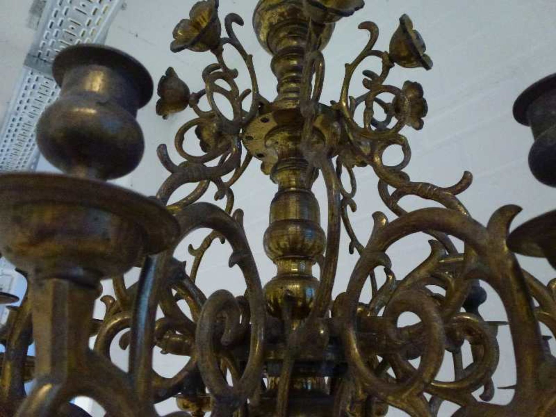 großer flämischer Kronleuchter, 2.H. 19.Jh. Bronze, eingehängte Arme, Balusterschaft mit großer - Bild 4 aus 4