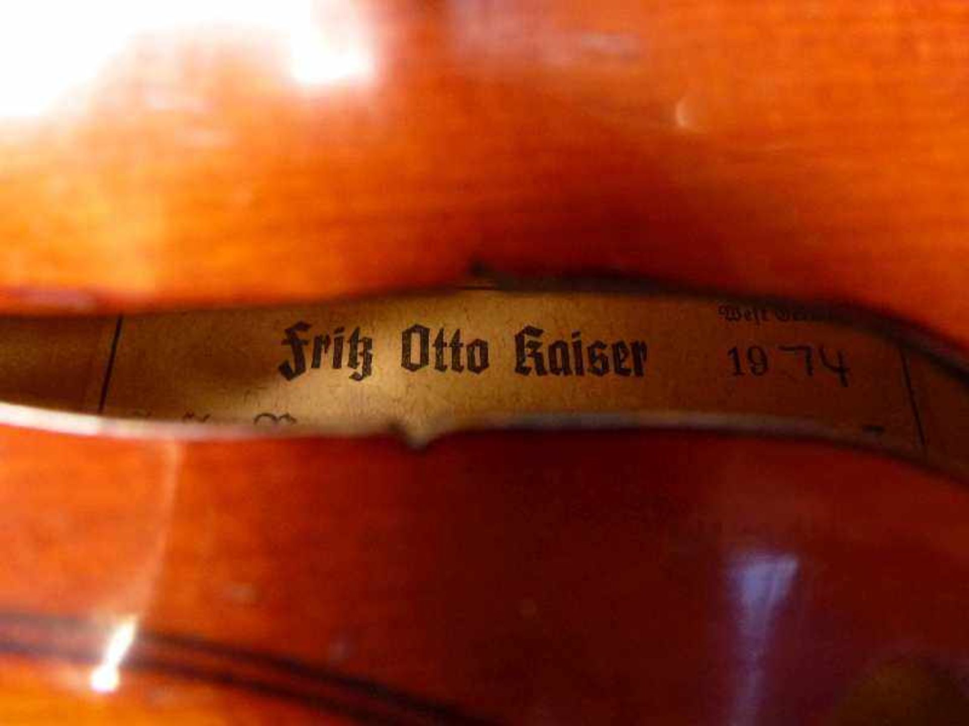 1/2 Geige, Fritz Otto Kayser, Erlangen Modell Nr. 93, Birke, restauriert, mit Bogen u. Koffer, L - Image 2 of 4