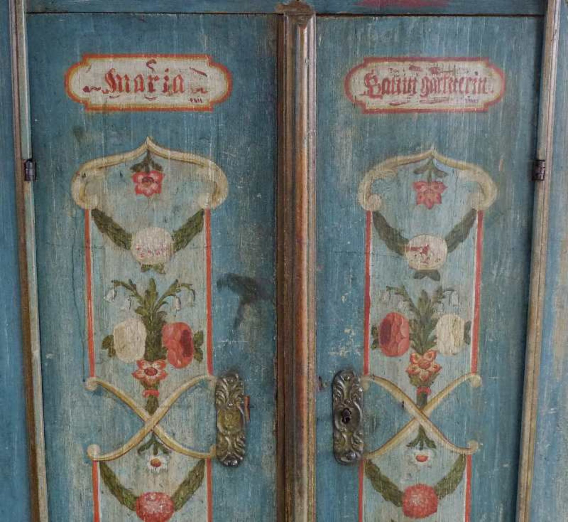 Bauernschrank, süddeutsch, datiert 1799 Weichholz, blaugrundige Originalfassung, abgeschrägte - Bild 2 aus 4