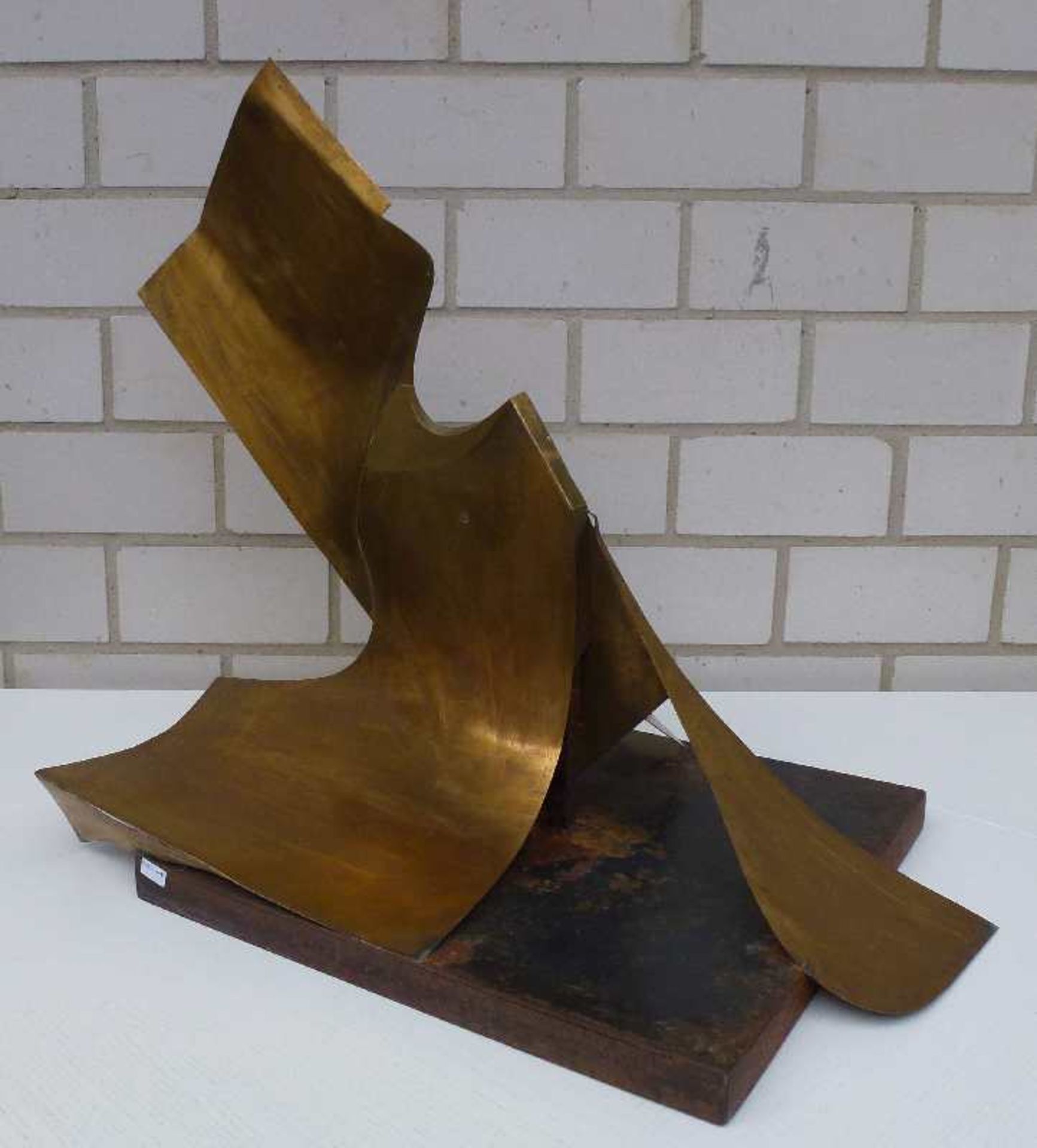 Skulptur Bronzeblech, stilisierter Kopf auf rechteckiger Plinthe, 60x65x41cm - Bild 2 aus 3