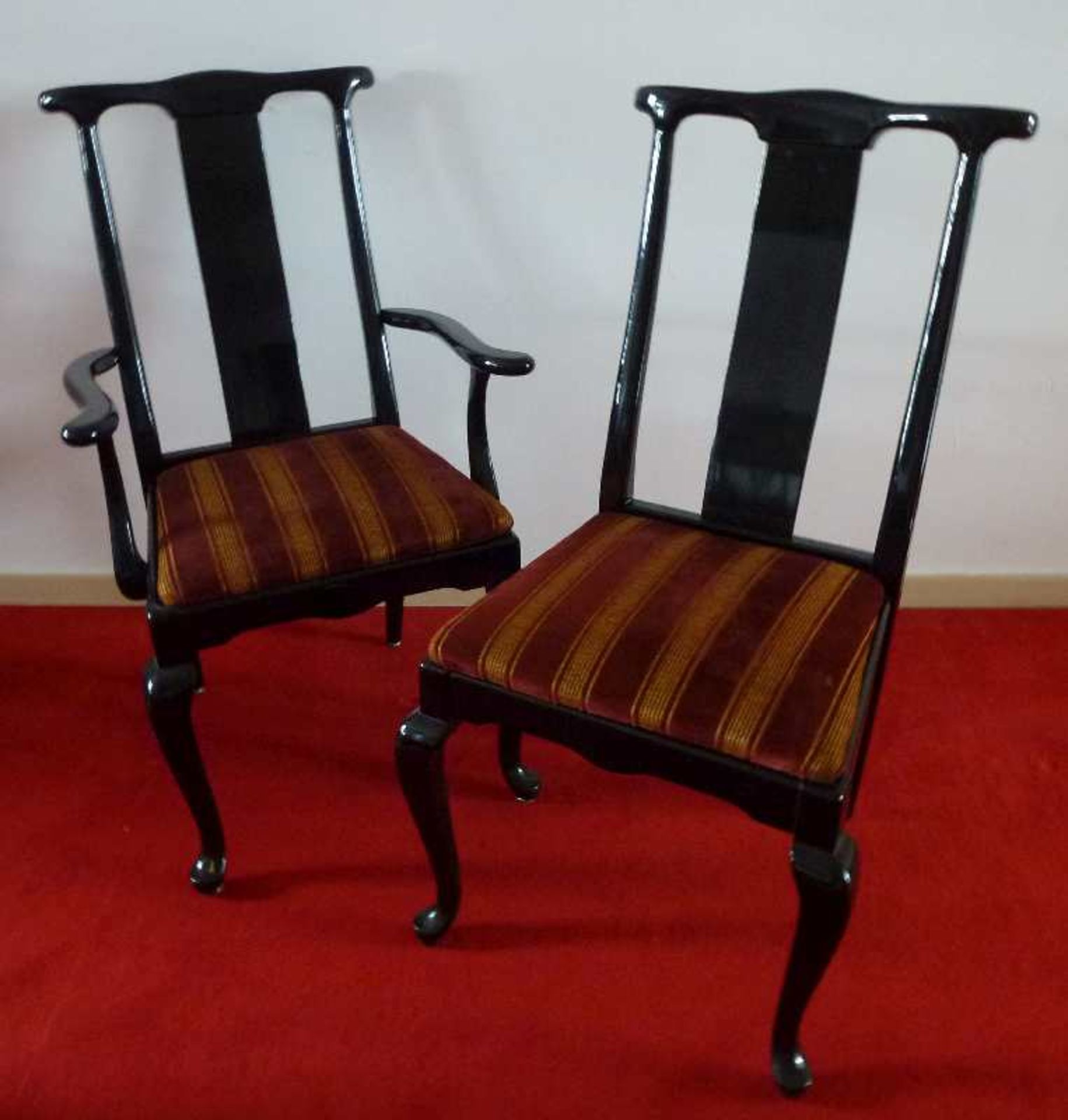 5 Hochlehner-Stühle, 20.Jh. Hartholz schwarz lackiert, geschweifte Beine u. Rücken, 1x Armlehnen, - Bild 2 aus 2