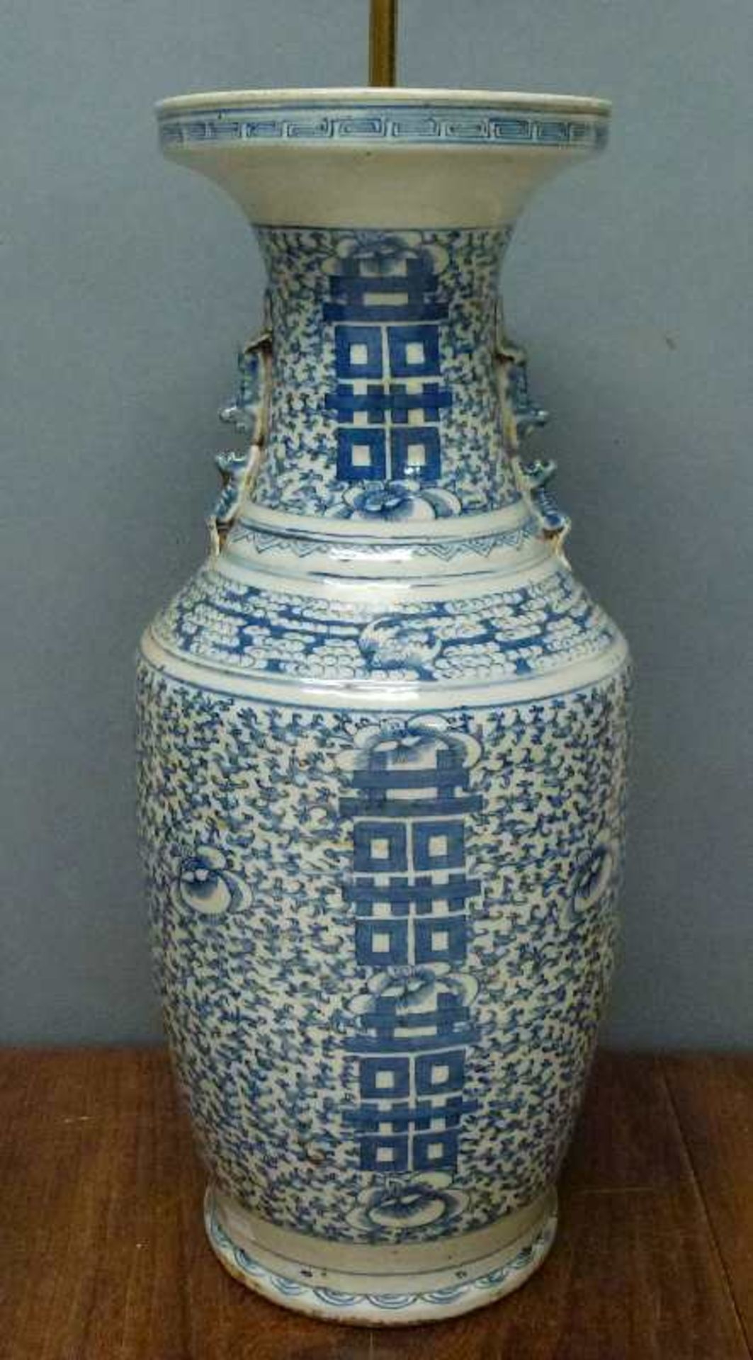 Vase China, 18.Jh. geschulterte Birnenform m. zylindrischem Kragen, doppelte Löwengriffe,