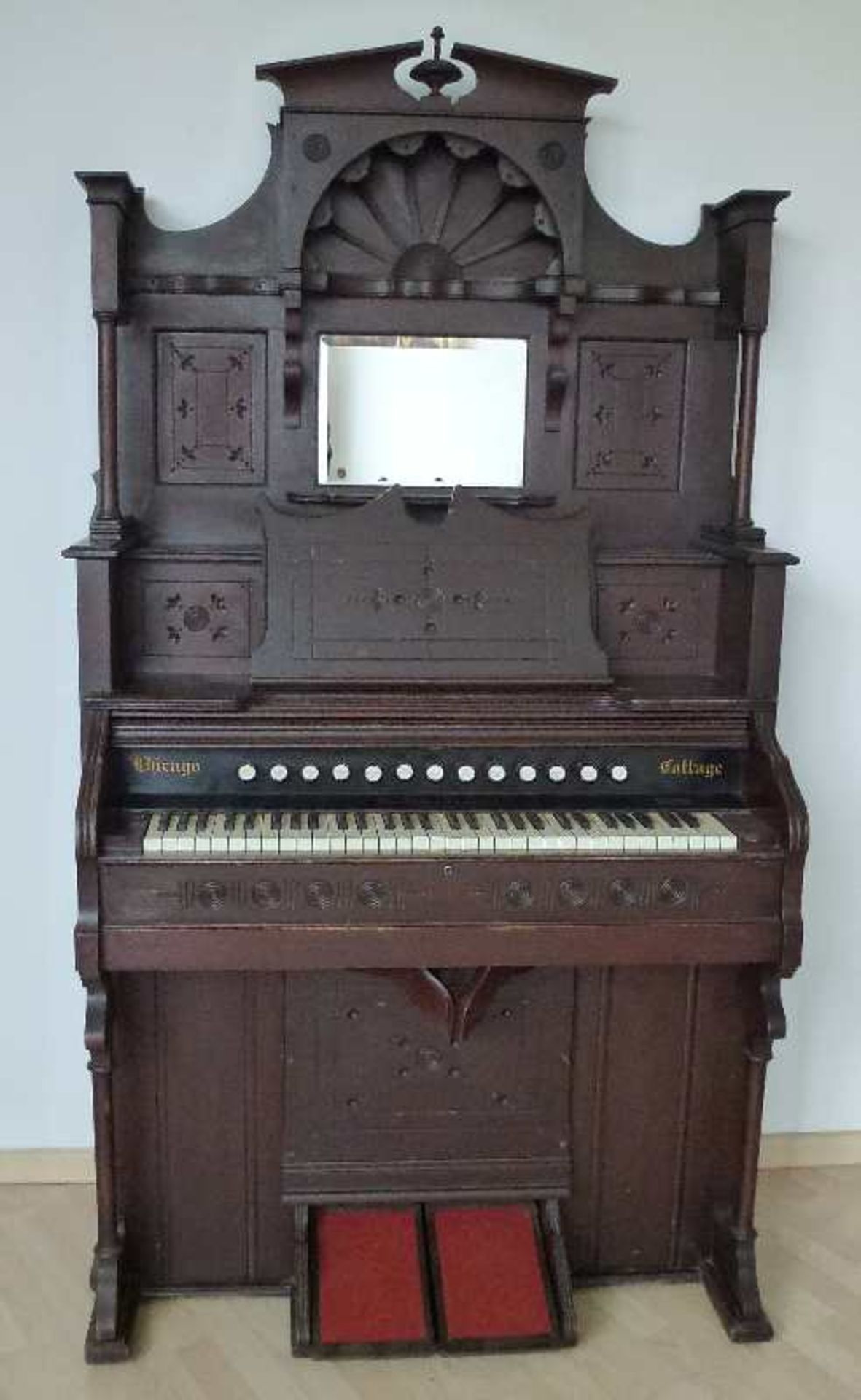 Harmonium, Chicago Cottage, um 1900 Eiche, im Kolonialstil, Aufsatz m. gesprengtem Giebel über