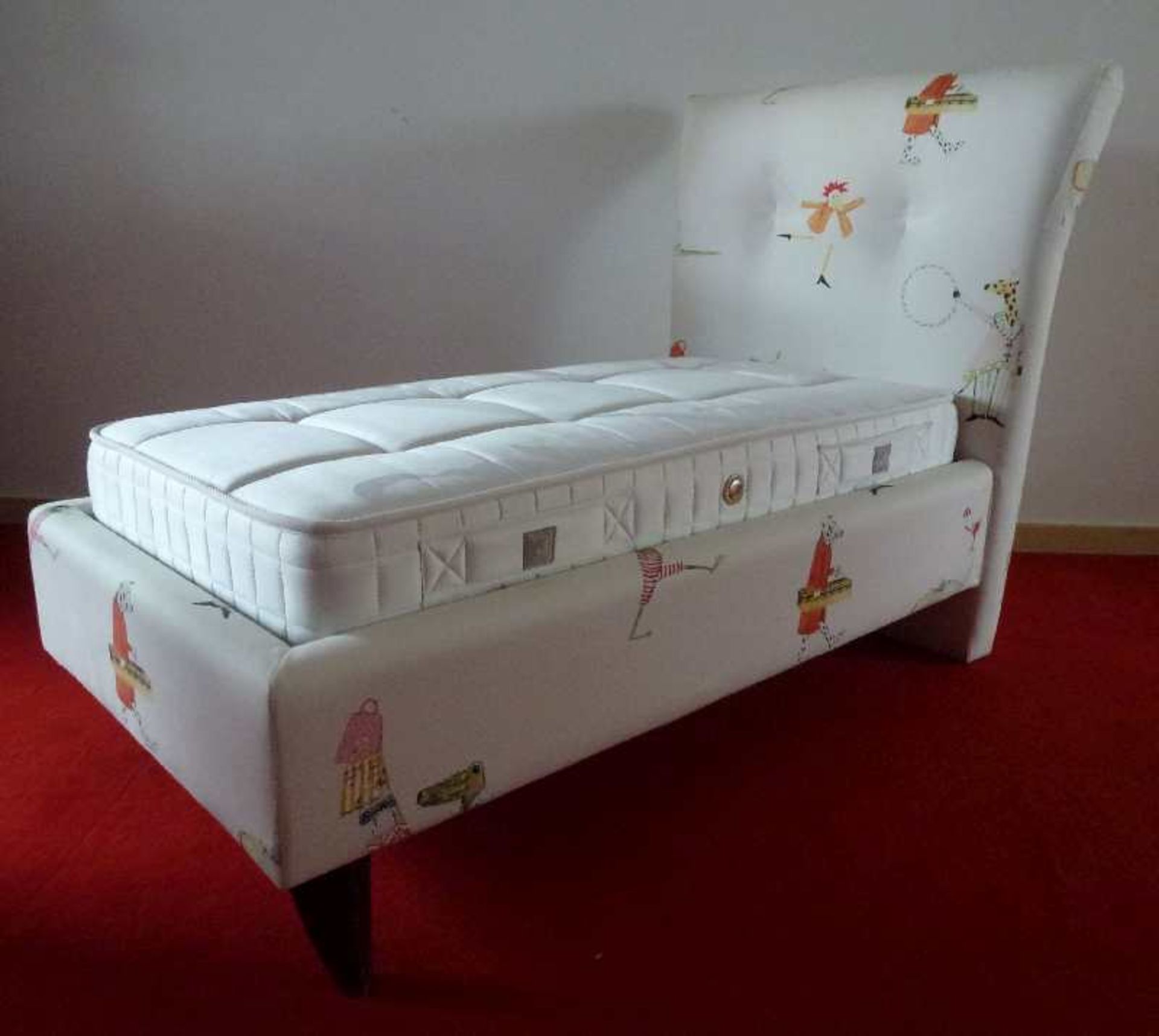 Chaiselongue / Boxspring-Kinderbett, Treca de Paris ganz gepolstert, abgesteppt, hohes Kopfteil,