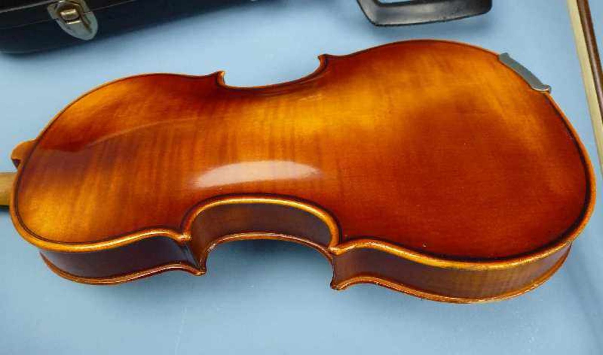1/2 Geige, Fritz Otto Kayser, Erlangen Modell Nr. 93, Birke, restauriert, mit Bogen u. Koffer, L - Image 4 of 4