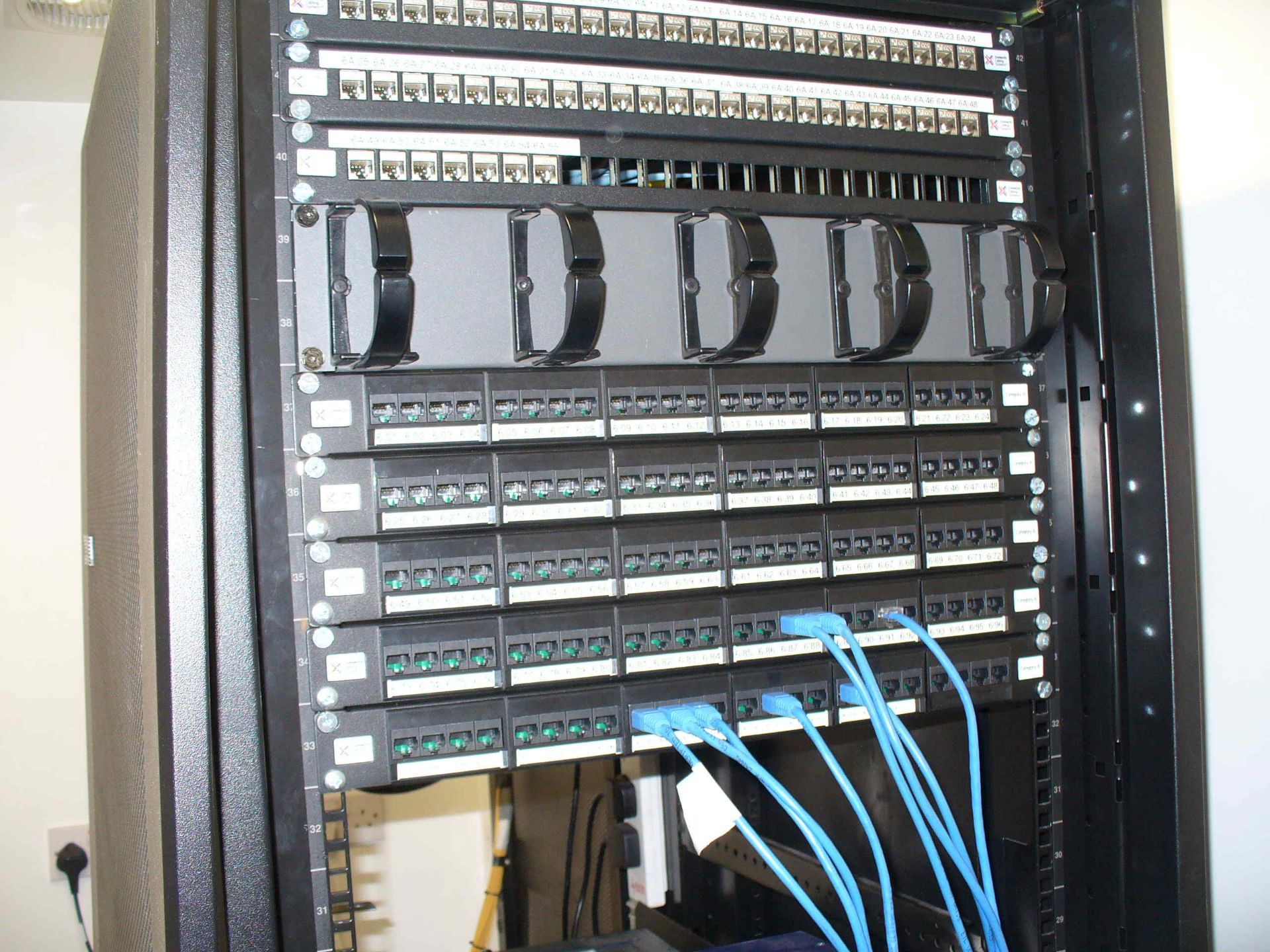 COMMS CABINET, including Dell UPS, Network FSP ADVA 50 CP, Cisco 2921, Draytec wireless Router, Dell - Image 5 of 8