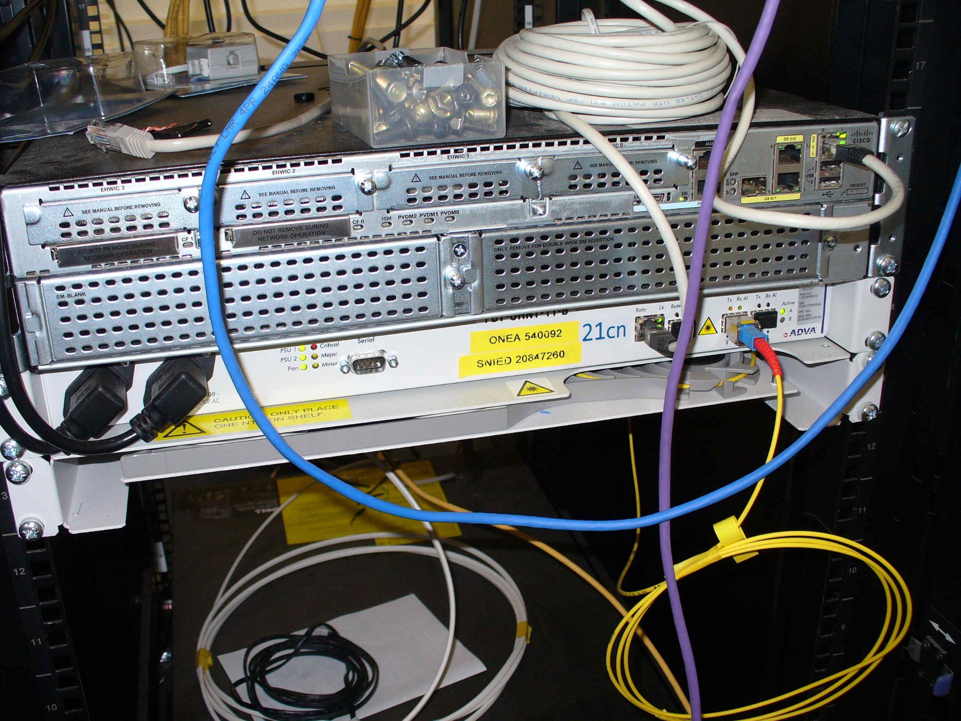 COMMS CABINET, including Dell UPS, Network FSP ADVA 50 CP, Cisco 2921, Draytec wireless Router, Dell - Image 3 of 8