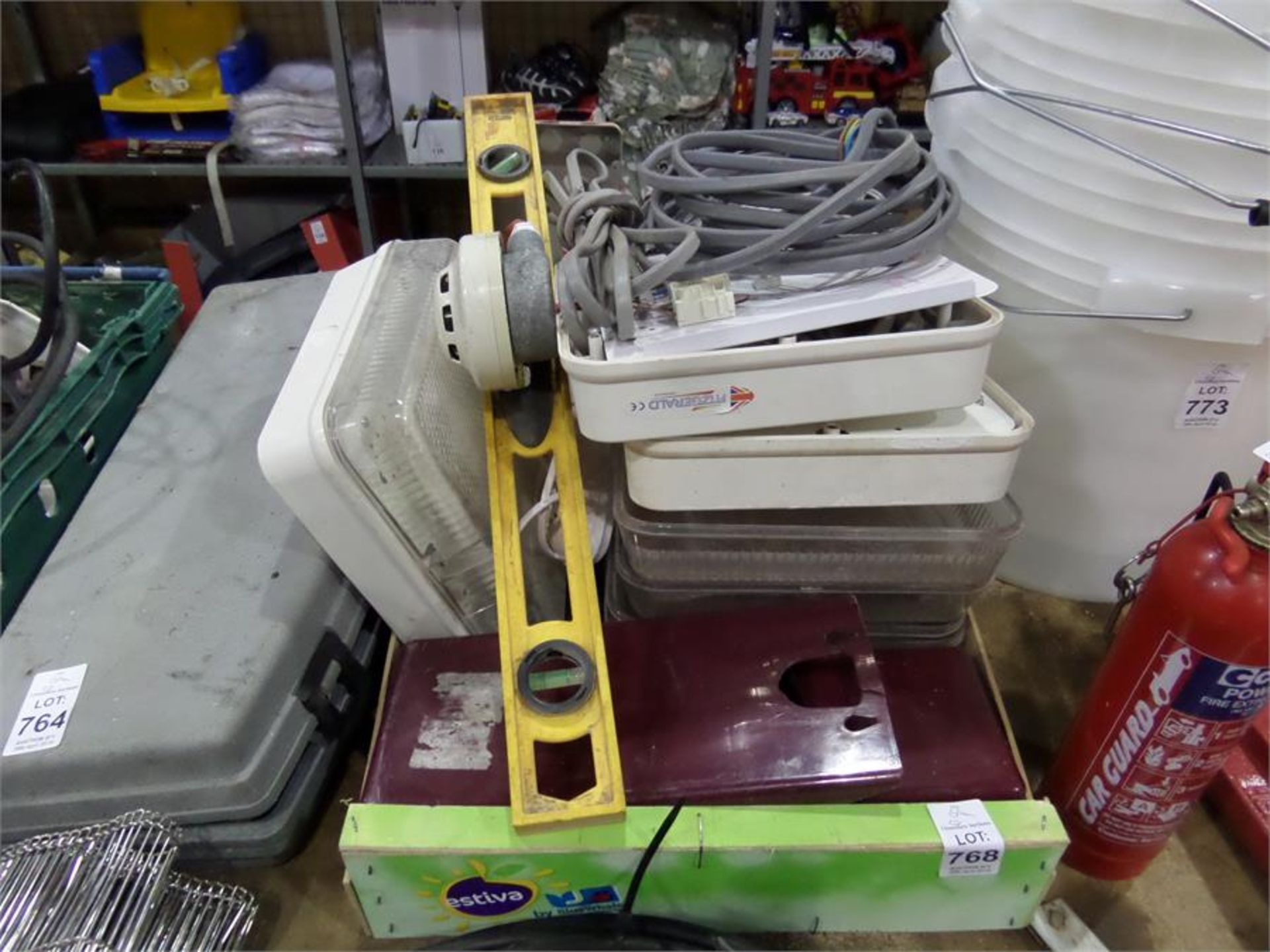 BOX OF ELECTRICAL ITEMS