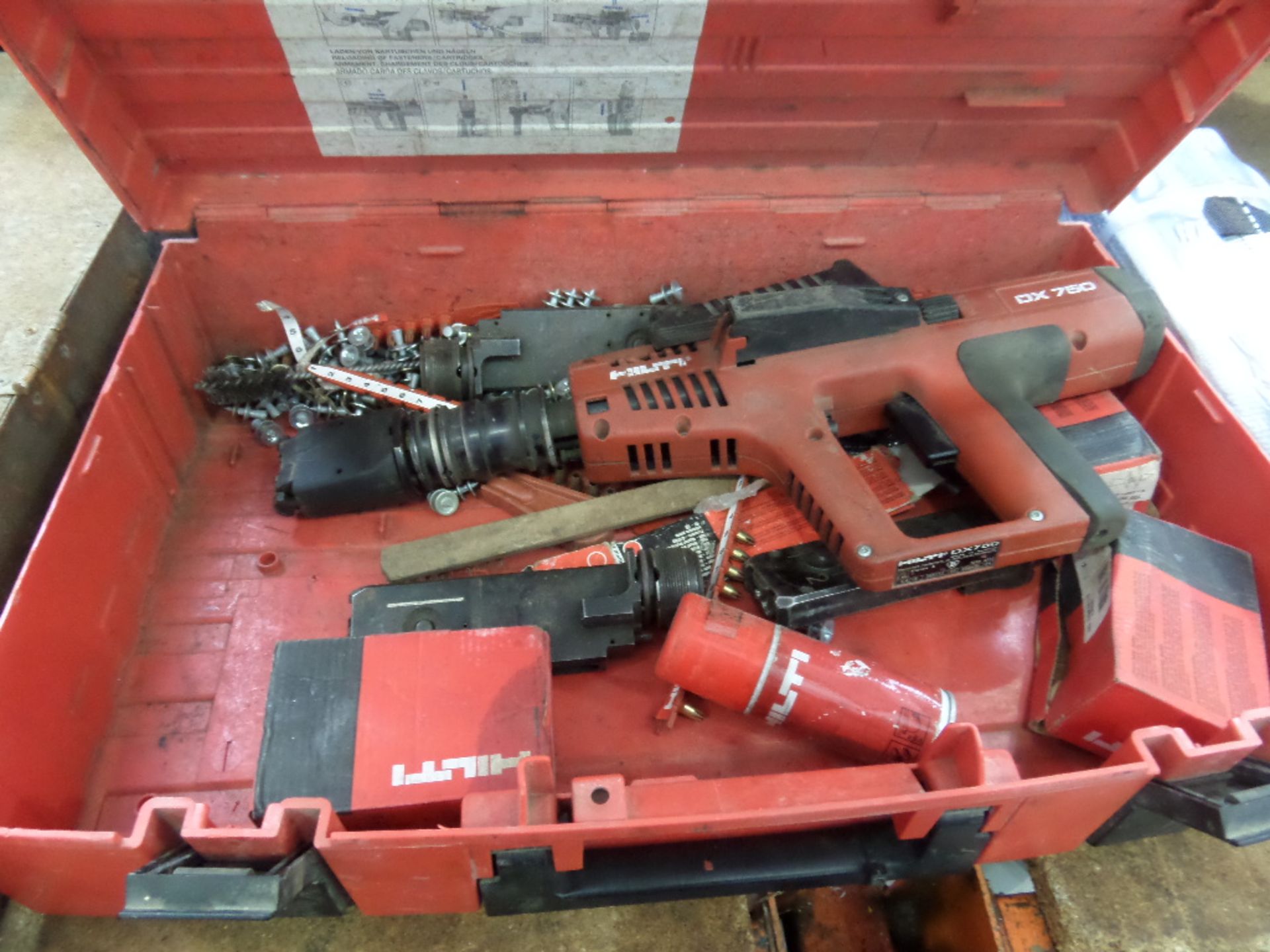 HILTI DX 750 GUN IN CASE (WORKING) - Image 2 of 2