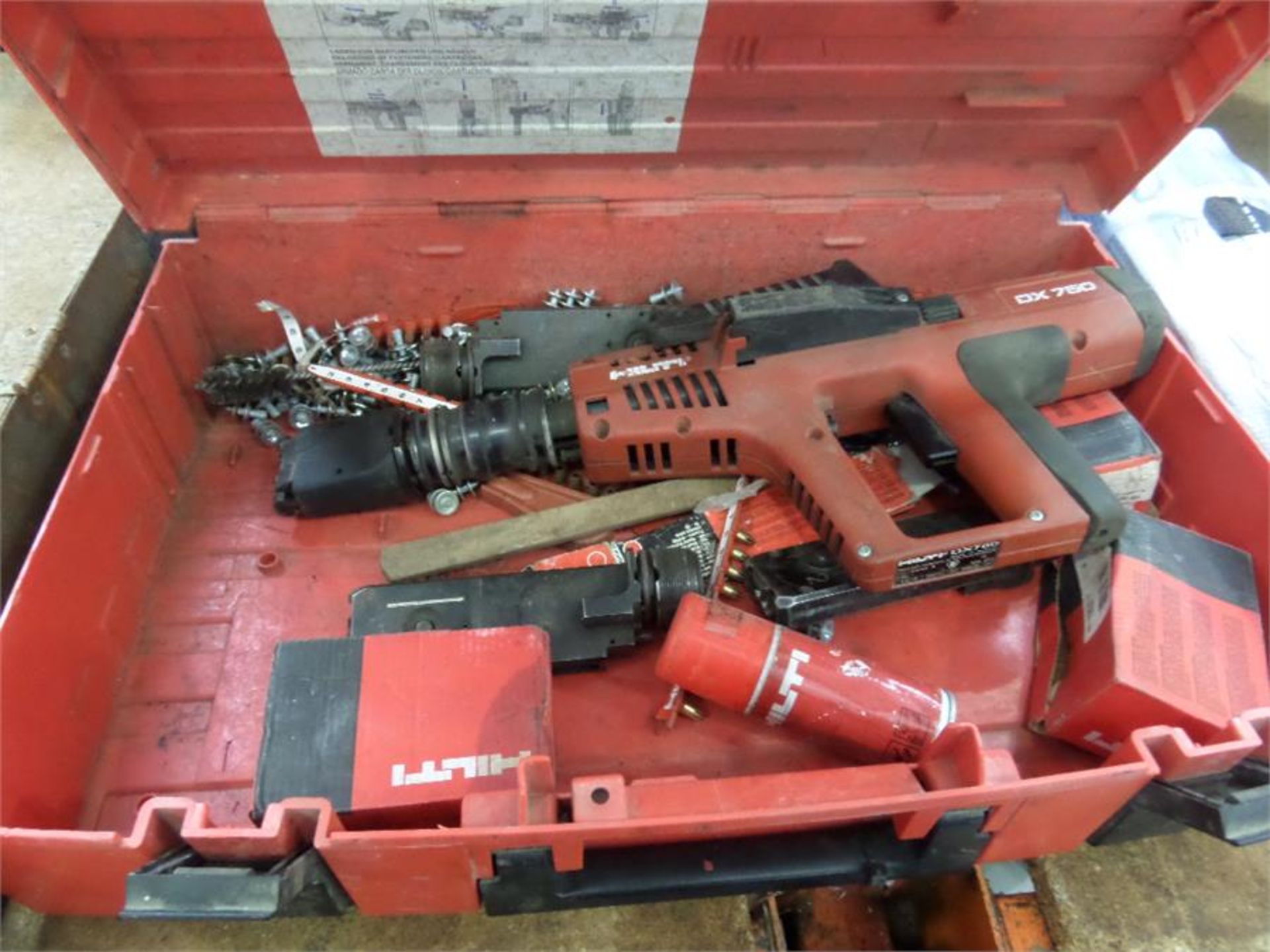 HILTI DX 750 GUN IN CASE (WORKING)